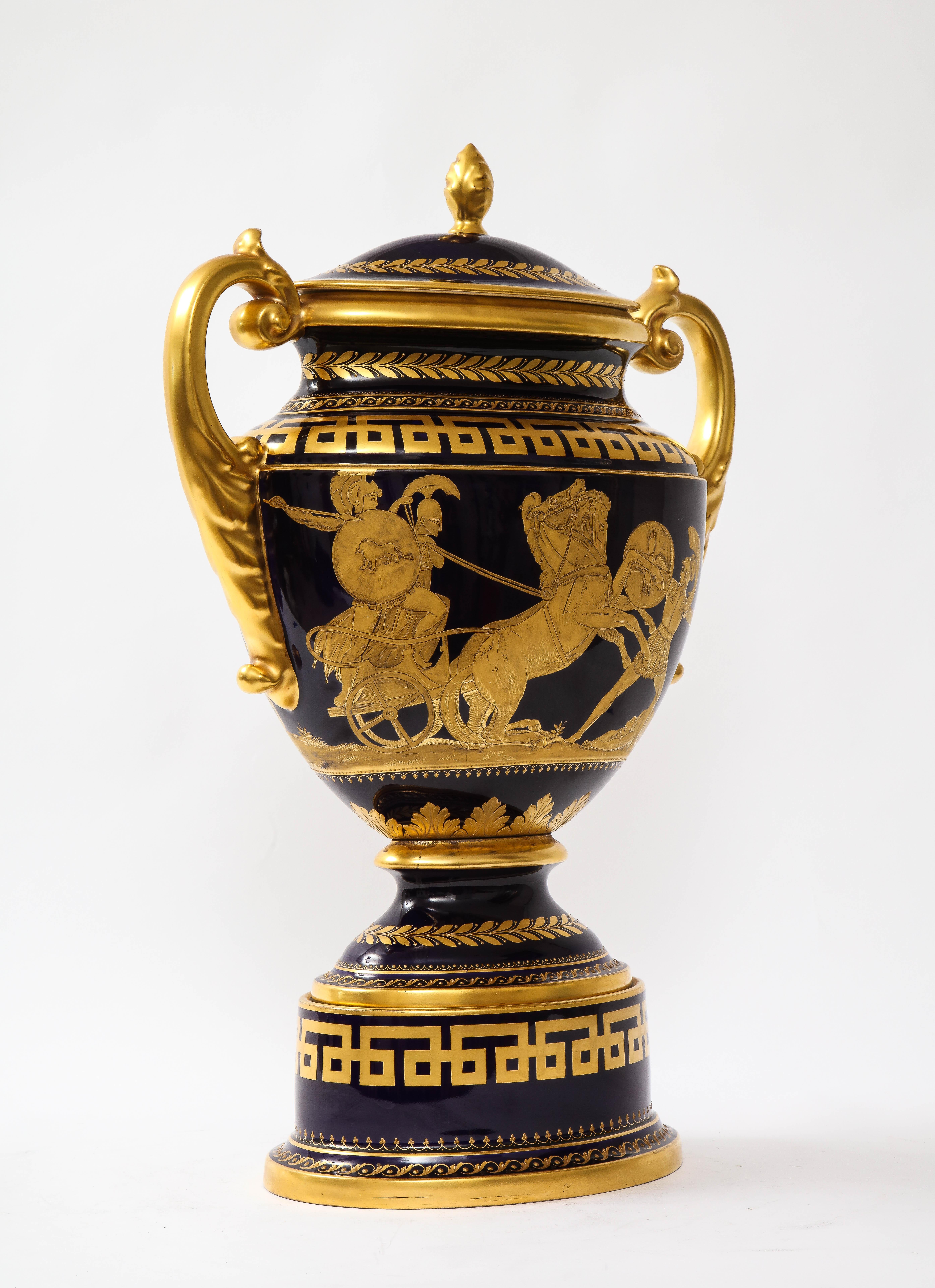 Jarrón Krater de porcelana dorada y azul cobalto de estilo Imperio, de Hutschenreuther en Bueno estado para la venta en New York, NY