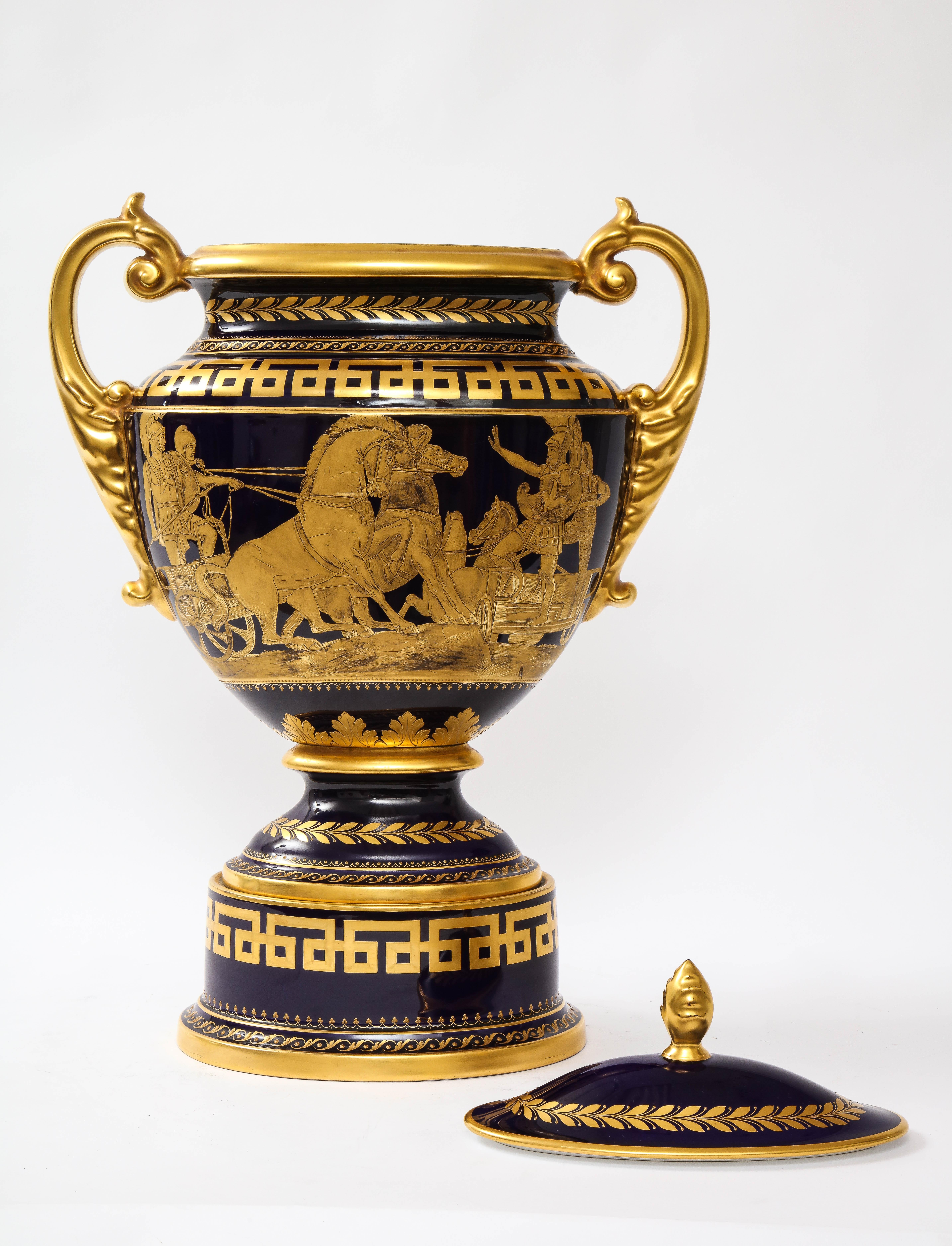 Jarrón Krater de porcelana dorada y azul cobalto de estilo Imperio, de Hutschenreuther principios del siglo XX en venta