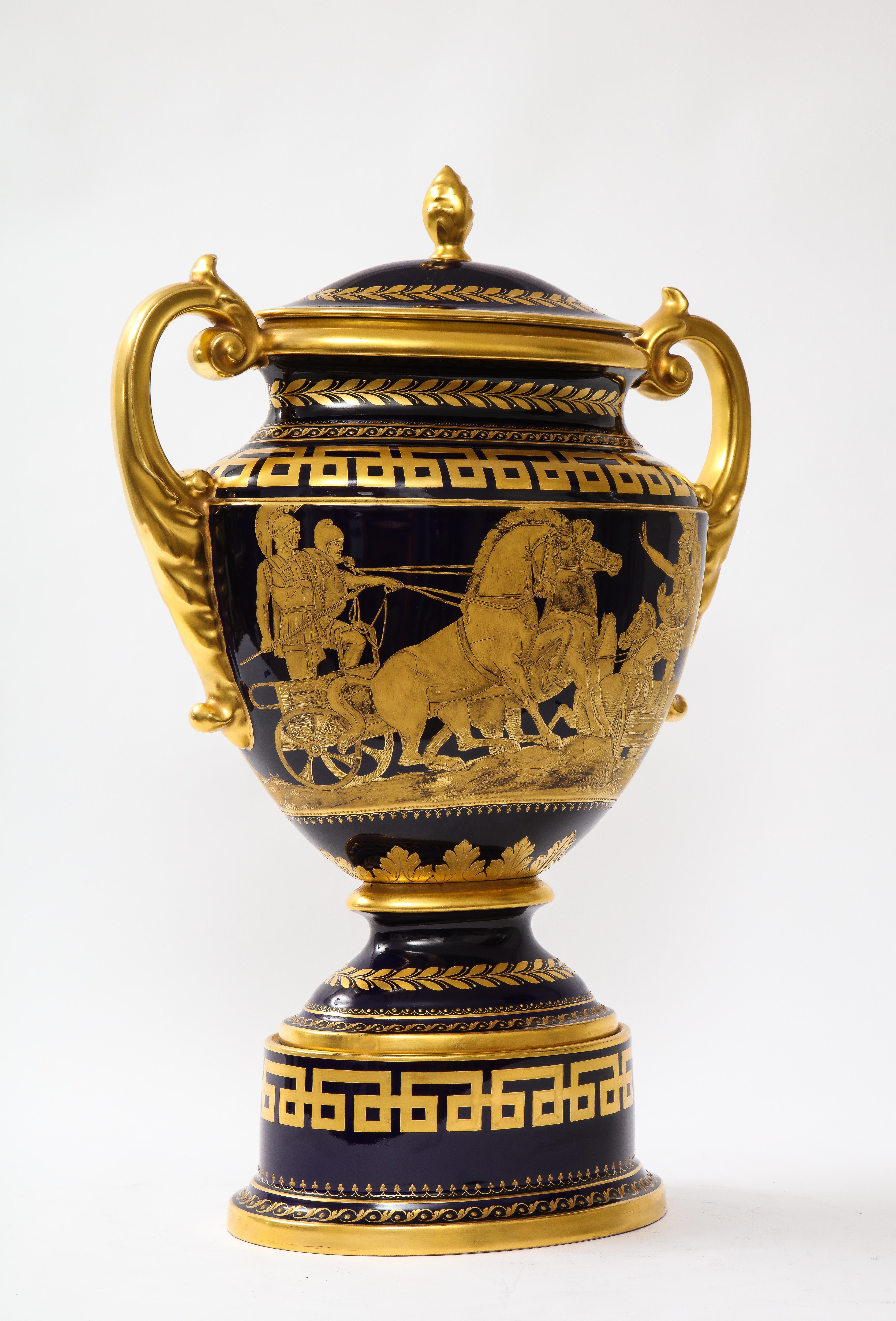 Jarrón Krater de porcelana dorada y azul cobalto de estilo Imperio, de Hutschenreuther Porcelana en venta