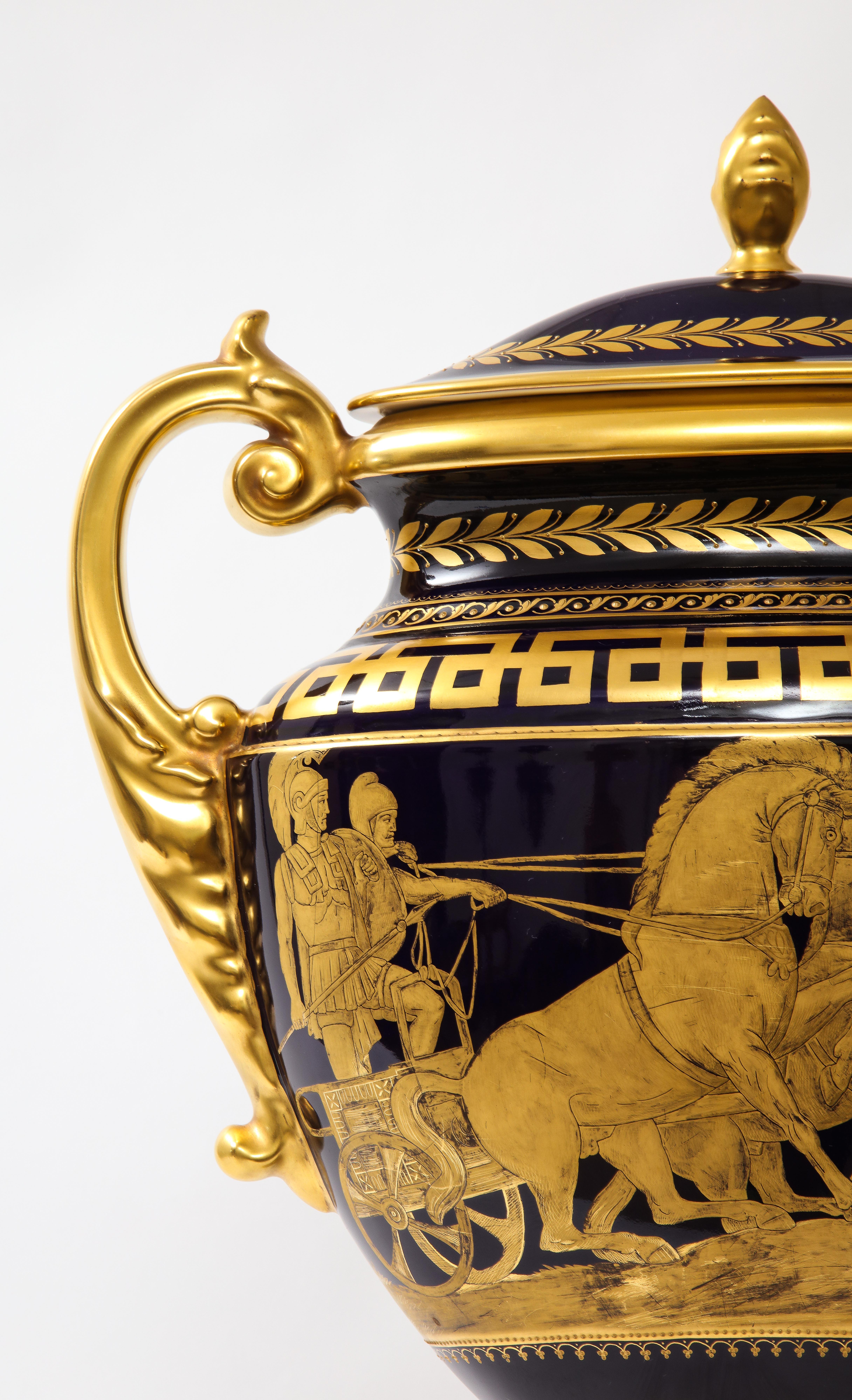 Jarrón Krater de porcelana dorada y azul cobalto de estilo Imperio, de Hutschenreuther en venta 1