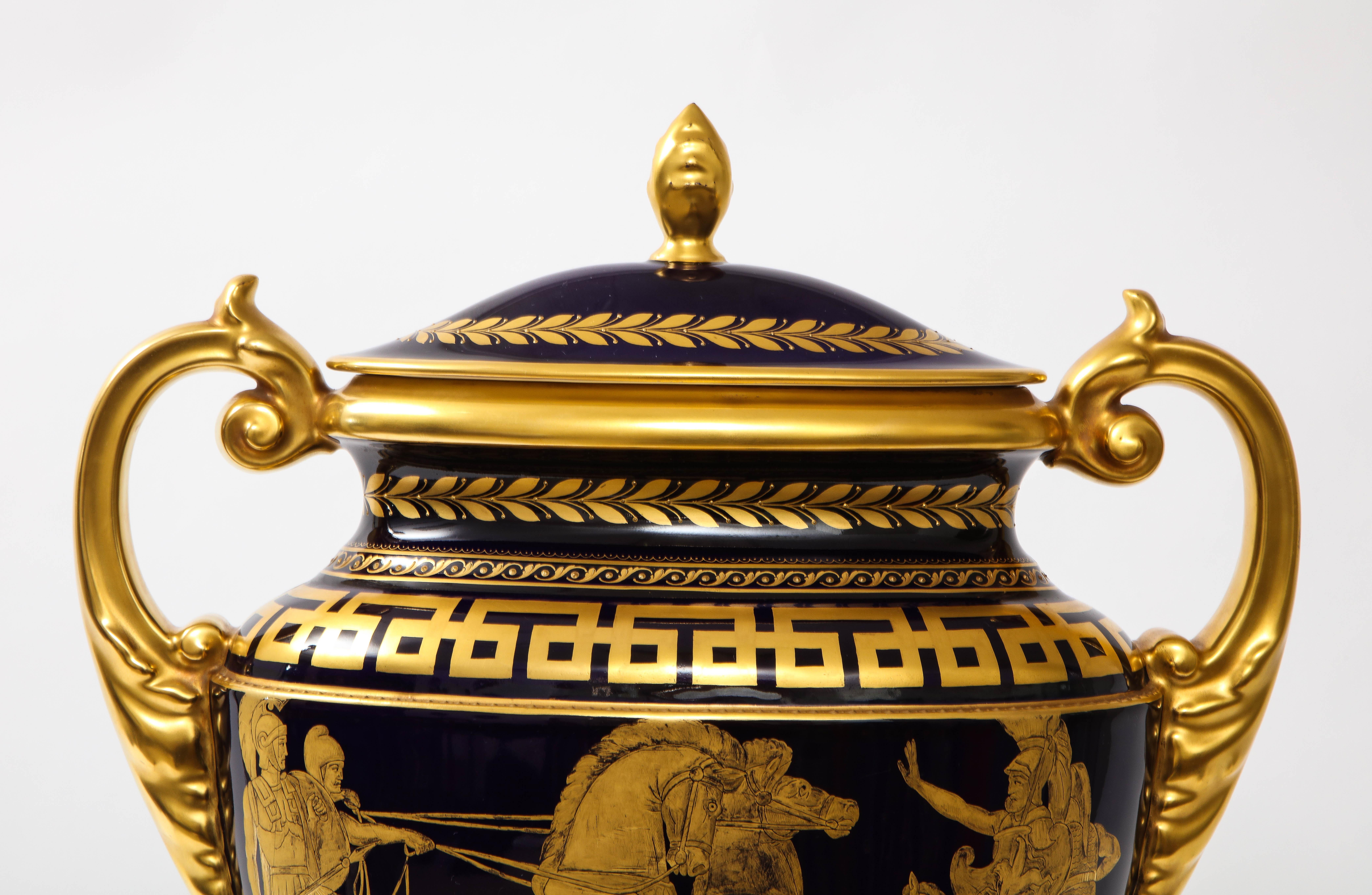 Jarrón Krater de porcelana dorada y azul cobalto de estilo Imperio, de Hutschenreuther en venta 2