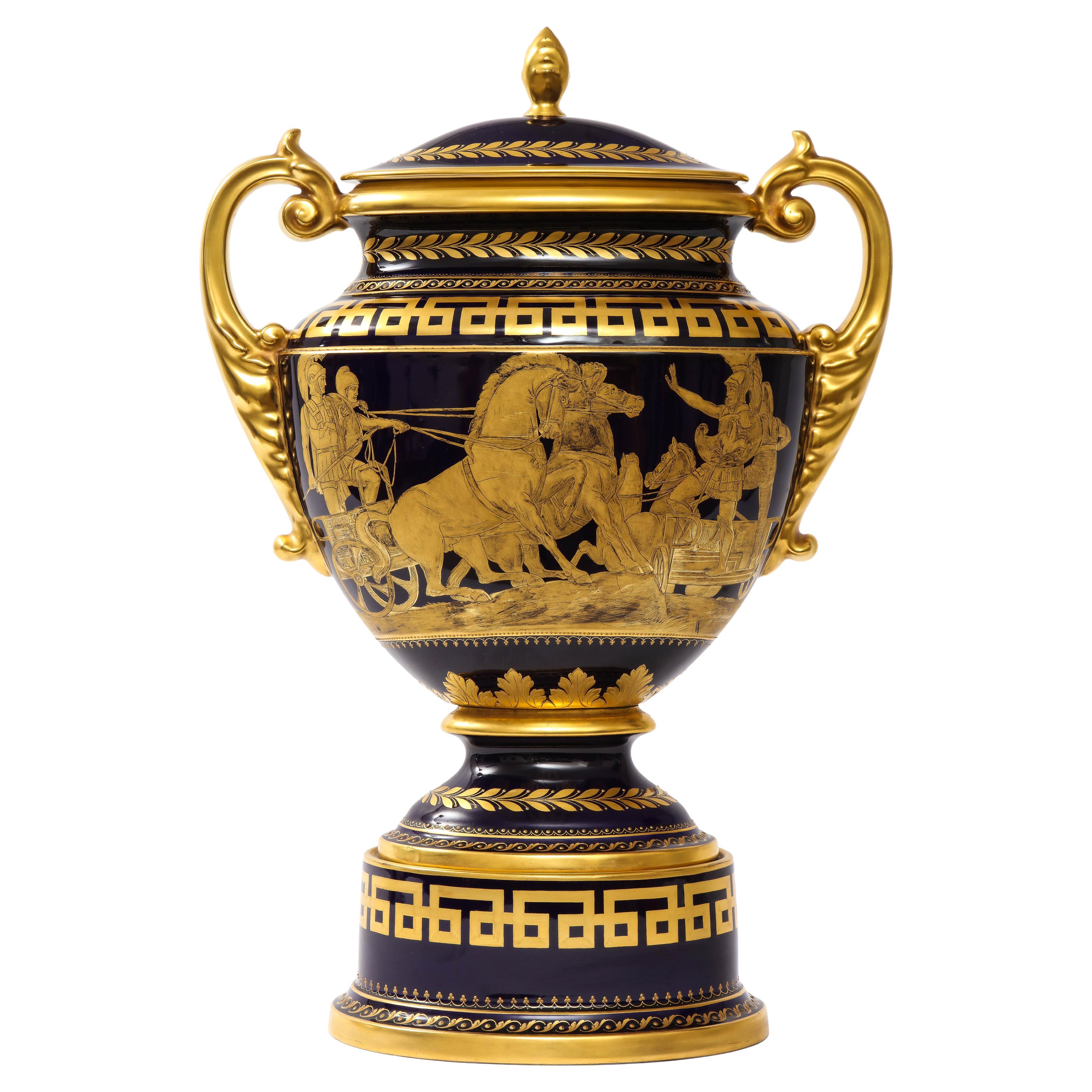 Jarrón Krater de porcelana dorada y azul cobalto de estilo Imperio, de Hutschenreuther en venta