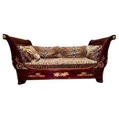 Un letto da giorno francese in stile impero, montato su mogano e ormolu, o "Lit en Bateau".