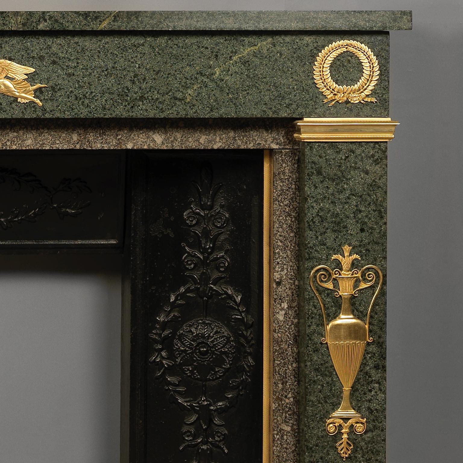 Doré Cheminée de style Empire en granit vert montée sur bronze doré, vers 1850 en vente
