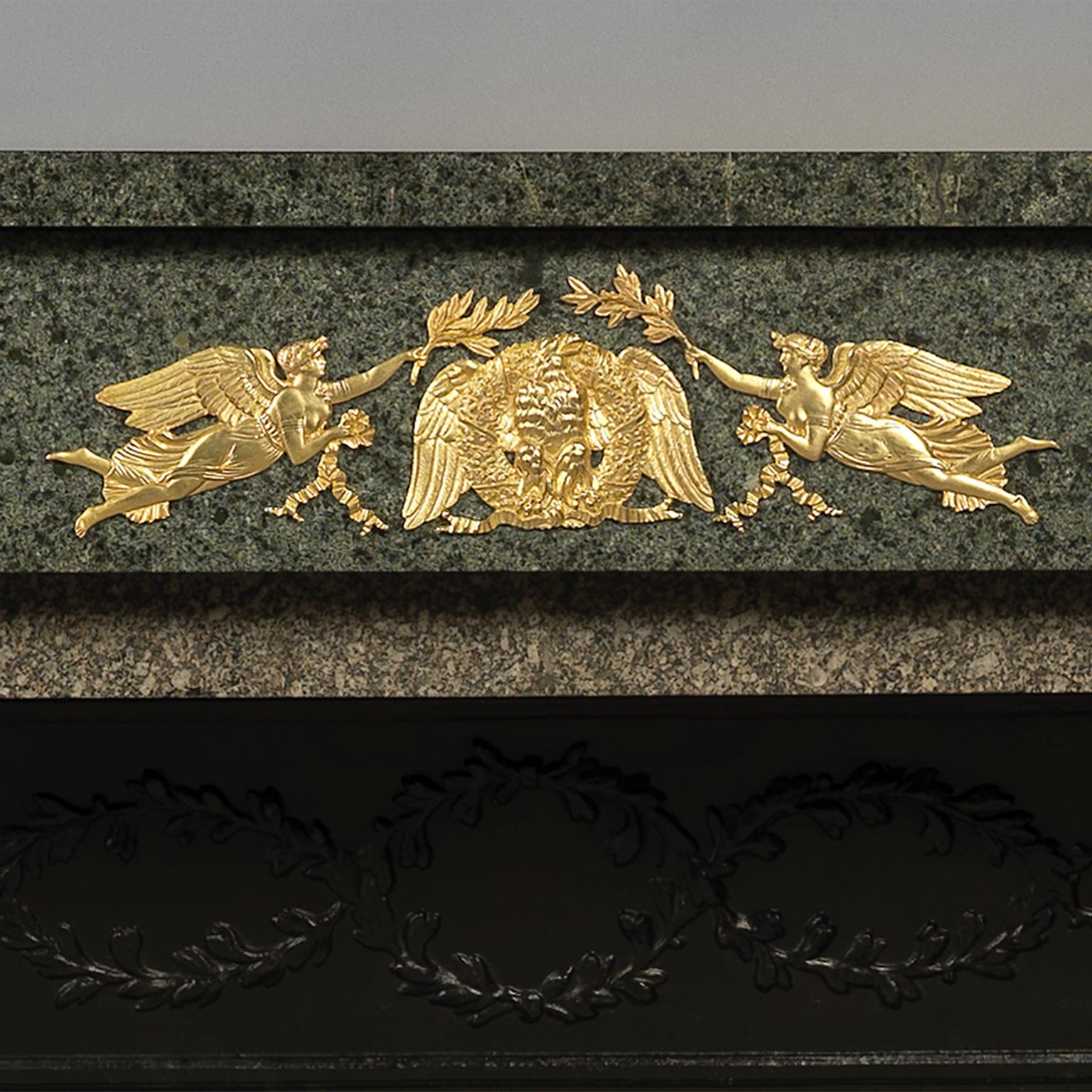 Cheminée de style Empire en granit vert montée sur bronze doré, vers 1850 Bon état - En vente à Brighton, West Sussex