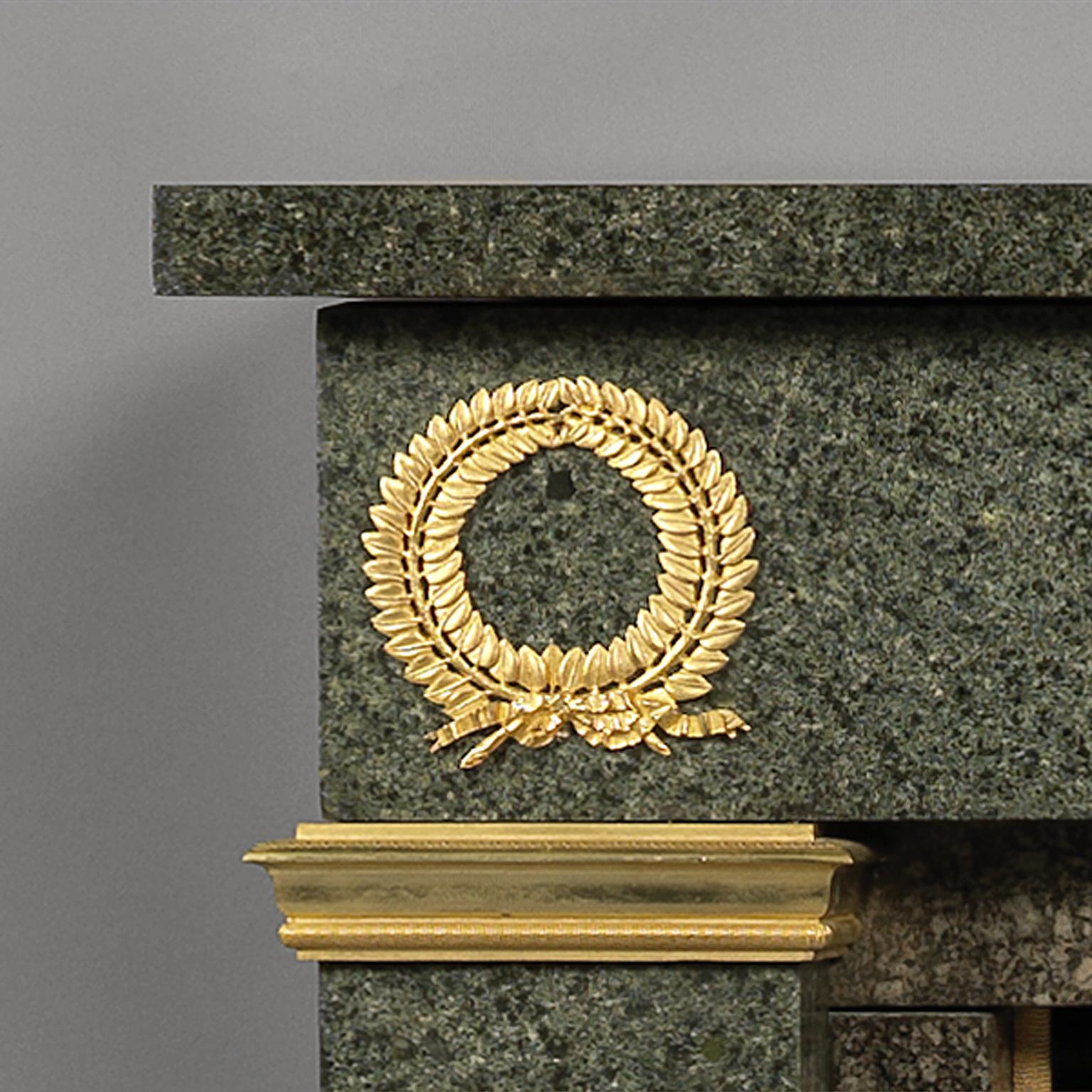 XIXe siècle Cheminée de style Empire en granit vert montée sur bronze doré, vers 1850 en vente