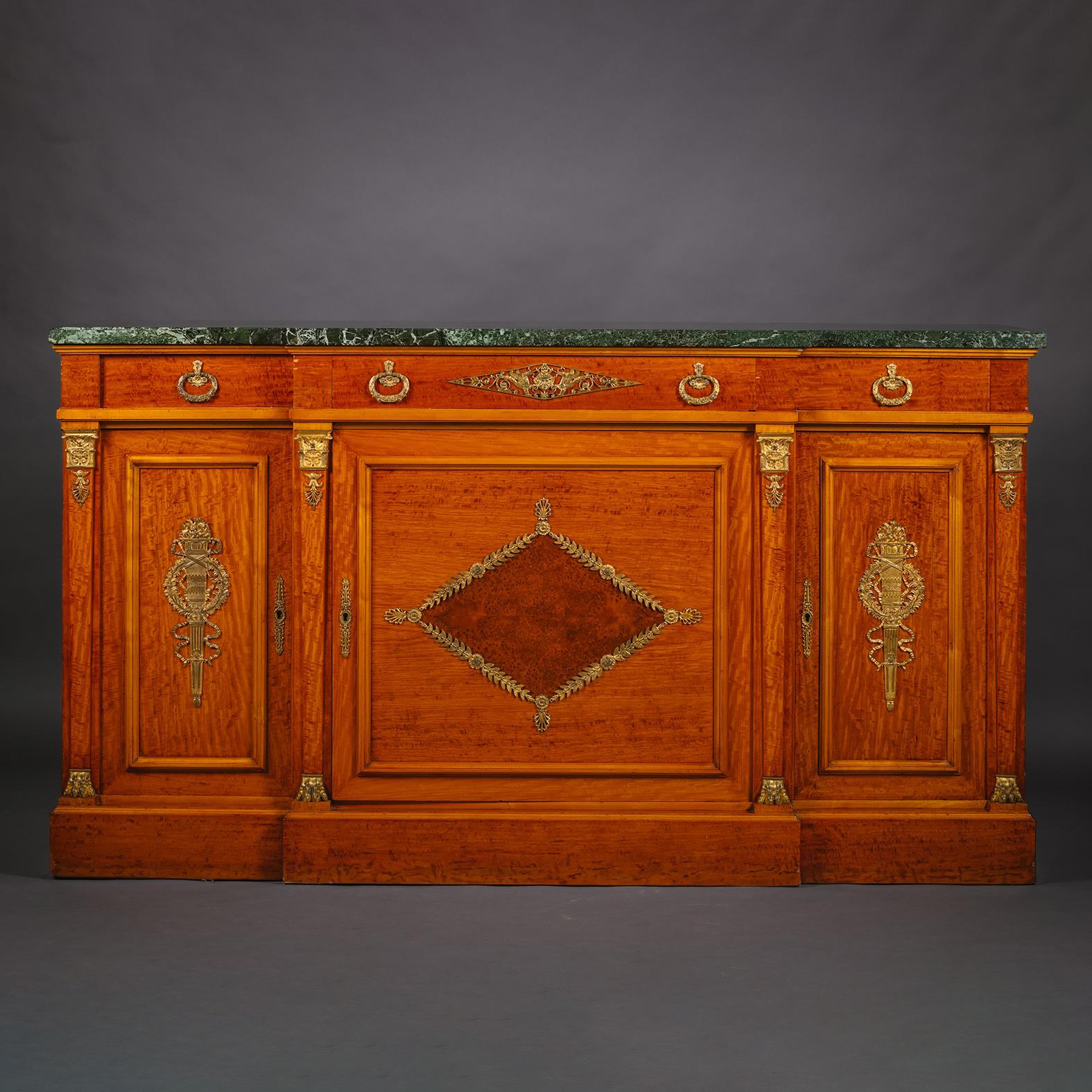 Ein Empire-Stil vergoldet-Bronze montiert Satinholz Buffet Schrank. 

Die attraktive und originale Verde Antico-Marmorplatte über drei Freze-Schubladen. Die zentrale Tür mit einem Grat-Amboyna-Raute mit Ormolu Anthemion und Blatt gegossen Rahmen.