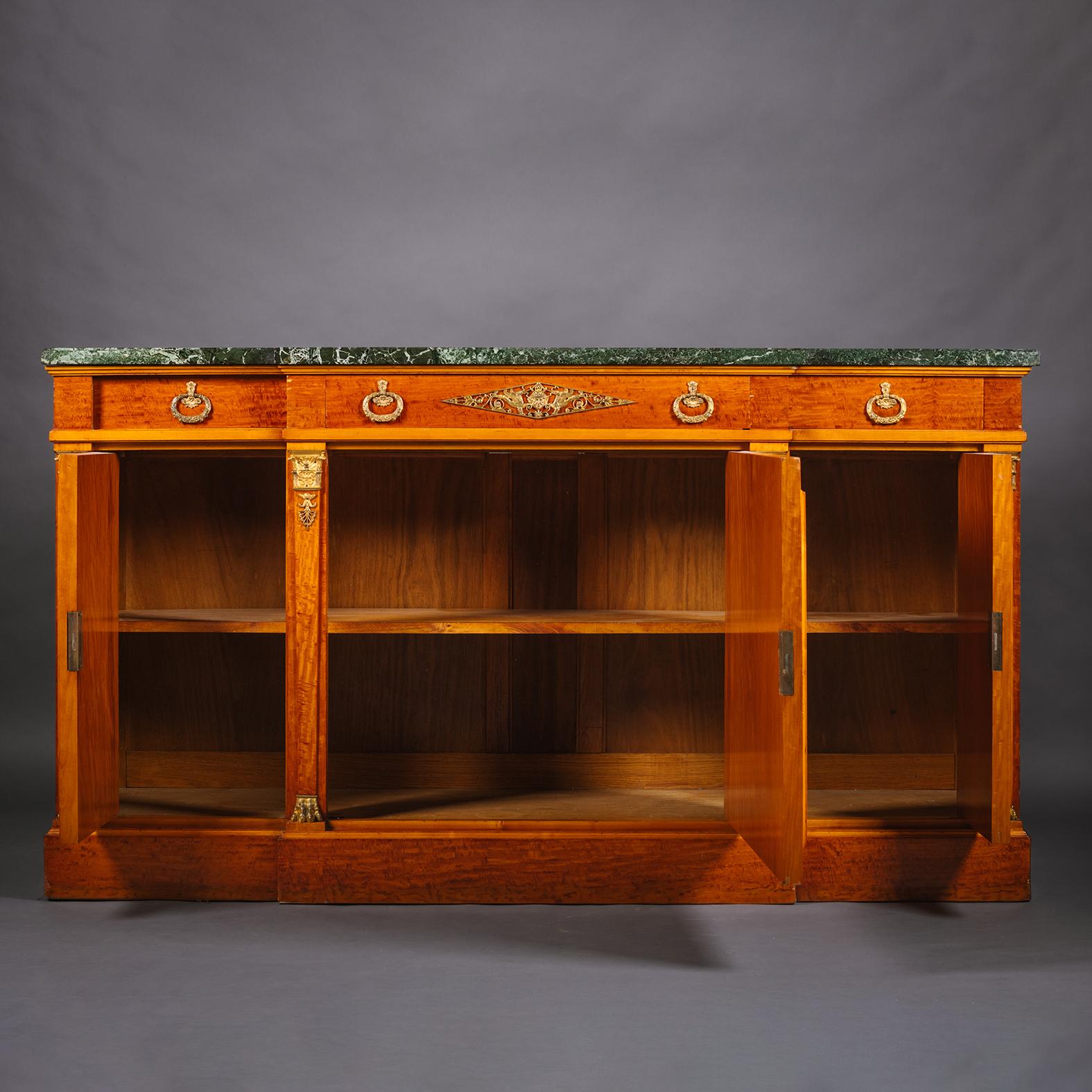 Ein Empire-Stil vergoldete Bronze montiert Satinholz Buffet Kabinett (Französisch) im Angebot