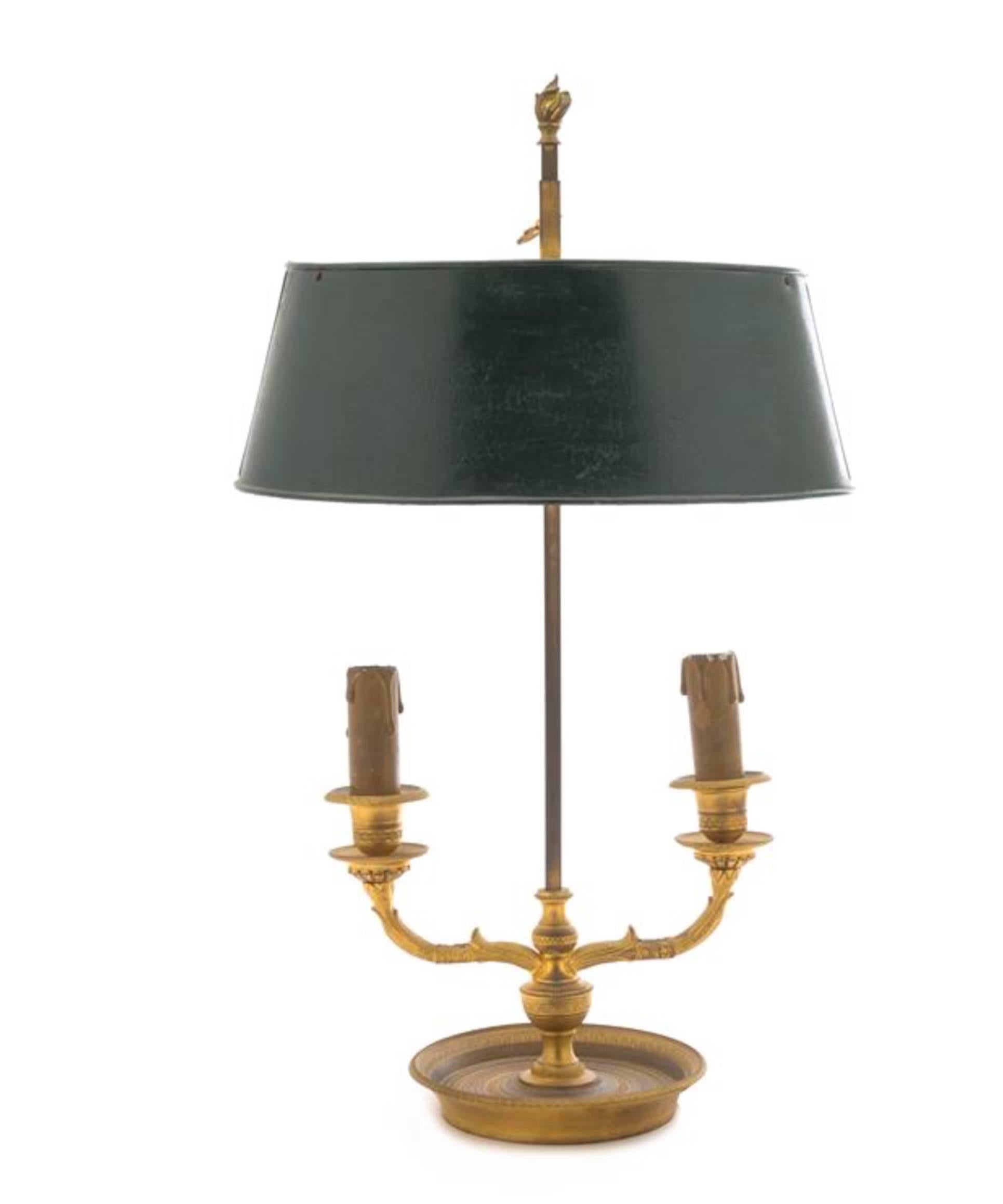 Lampe Bouillotte à deux lumières en bronze doré de style Empire.
19ème siècle
avec un fleuron en forme de flamme et deux bras de bougie, avec un abat-jour en tôle.
Mesures : Hauteur 19 pouces.