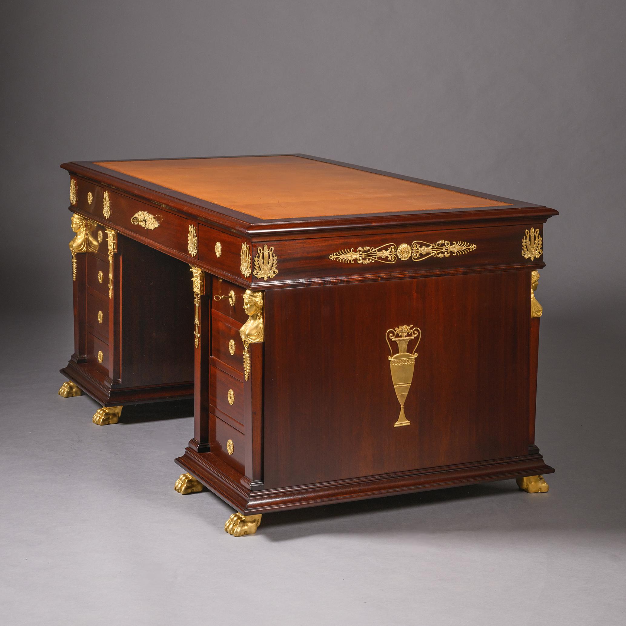 Stile impero Scrivania con piedistallo in mogano stile Impero, di Kahn, Paris in vendita