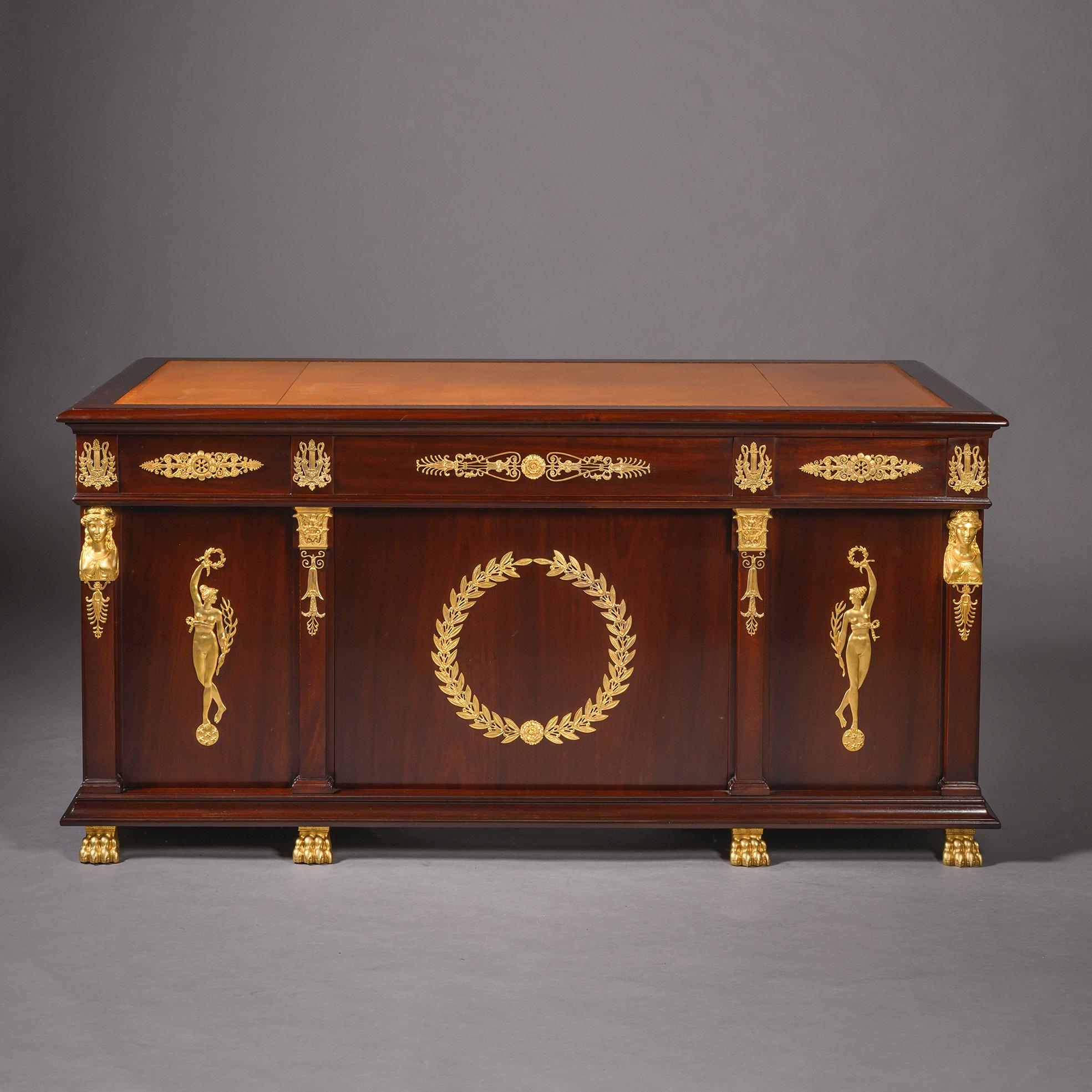 Francese Scrivania con piedistallo in mogano stile Impero, di Kahn, Paris in vendita