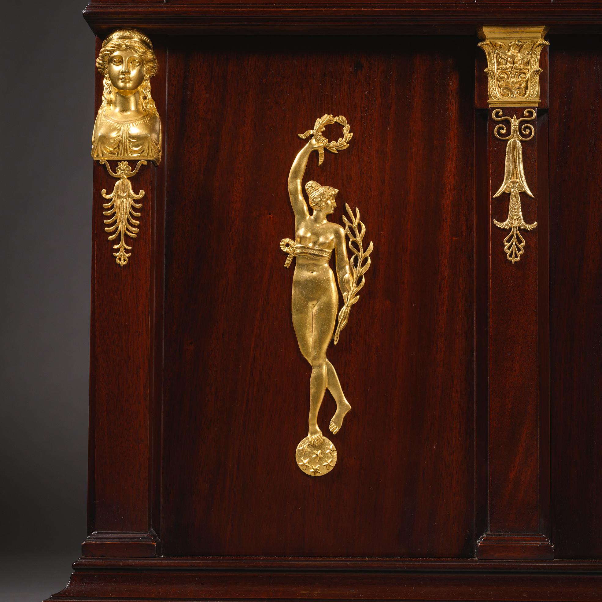 Pelle Scrivania con piedistallo in mogano stile Impero, di Kahn, Paris in vendita