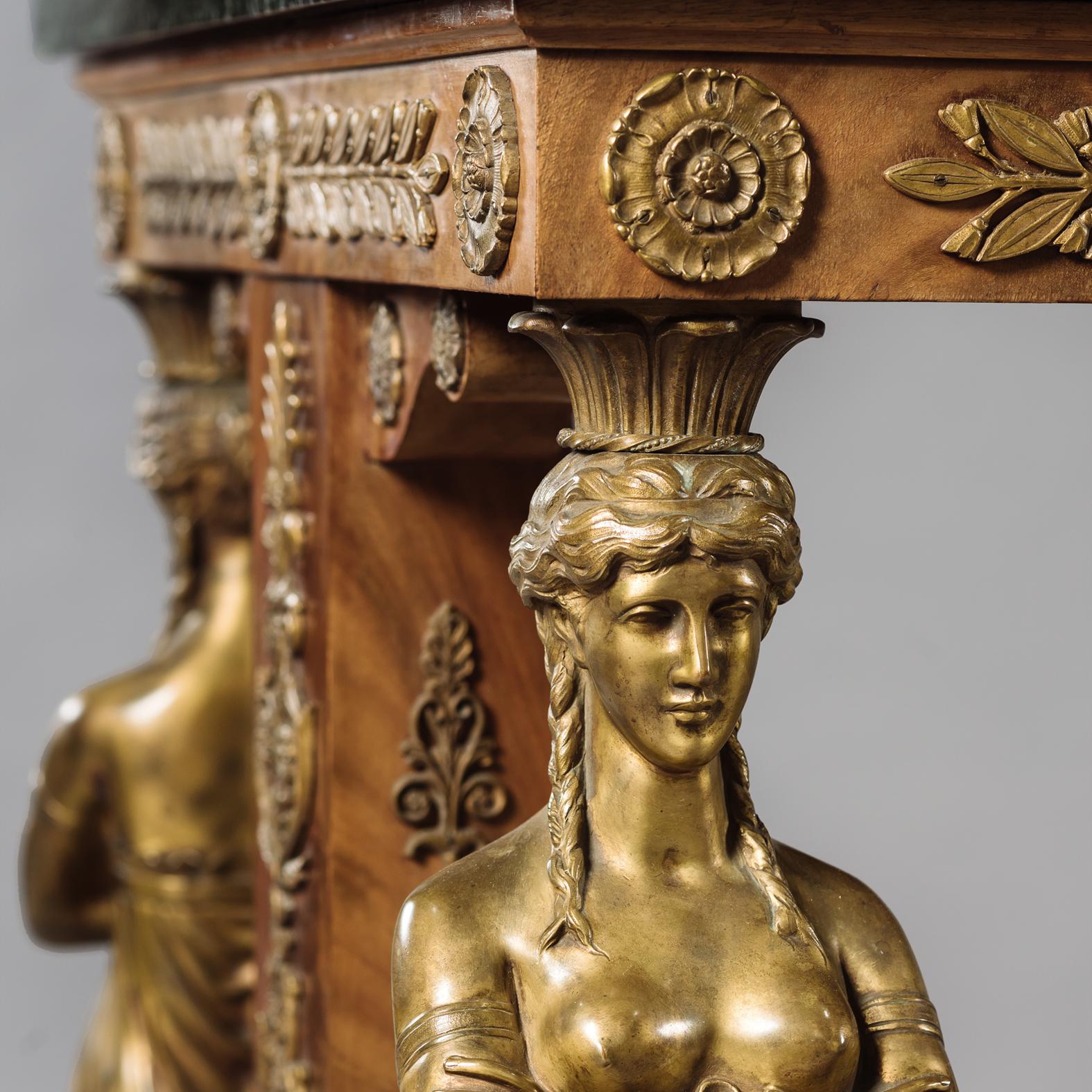 Mahagoni-Tisch im Empire-Stil de Milieu mit Verde-Antico-Marmorplatte (Vergoldet) im Angebot
