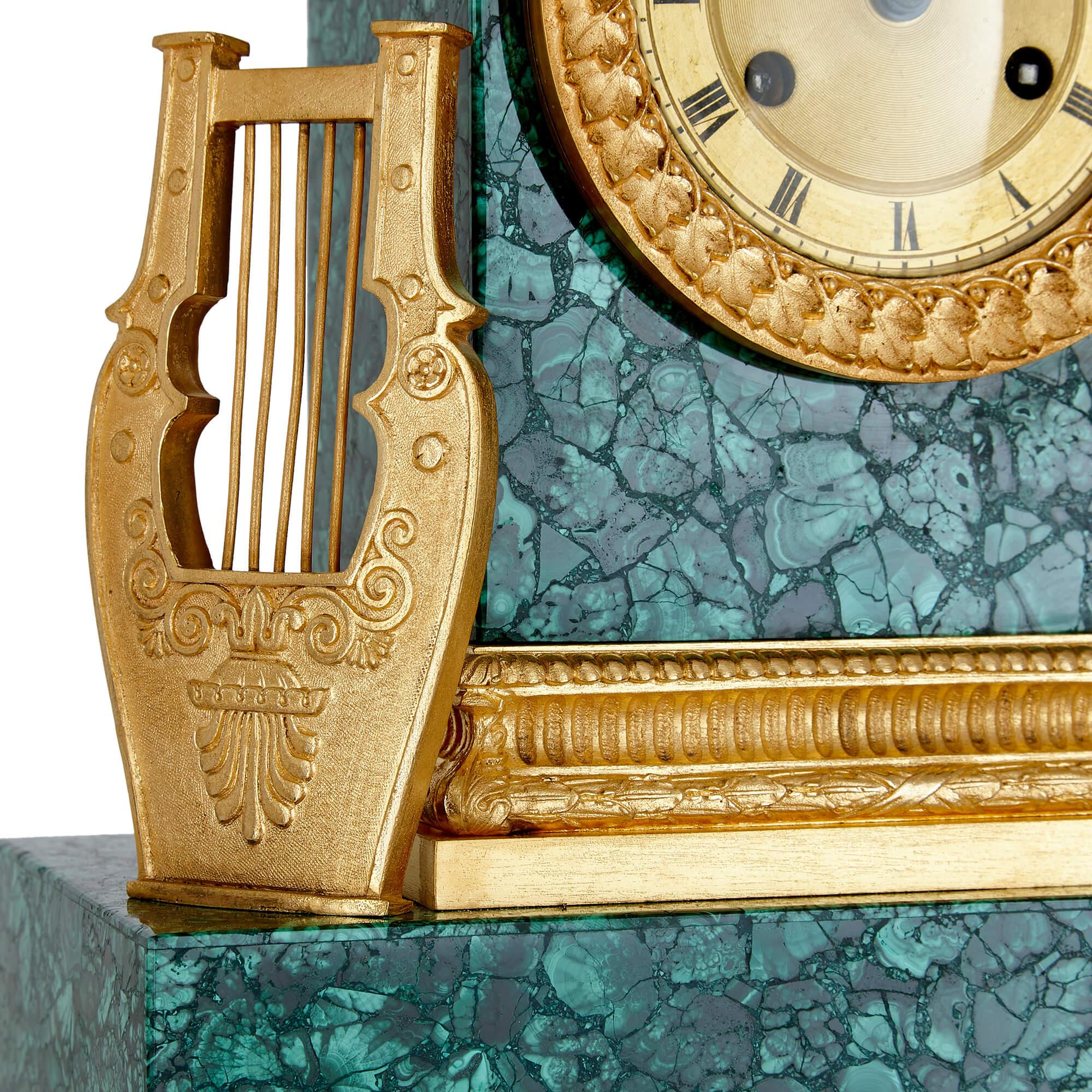 XIXe siècle Pendule de cheminée de style Empire en ormolu et malachite par Denière en vente