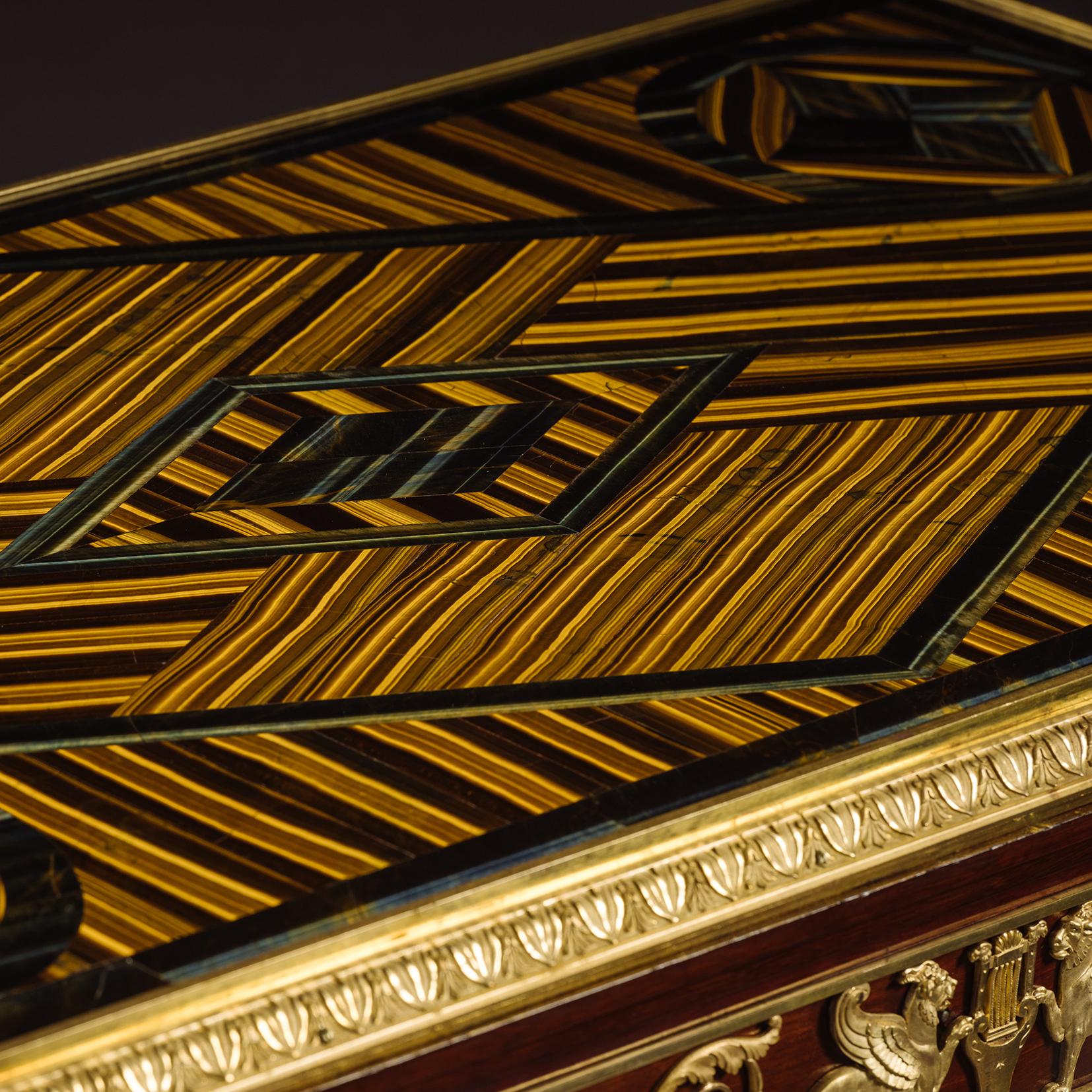 Table de salon de style Empire, avec plateau en pierres précieuses œil de tigre en vente 4