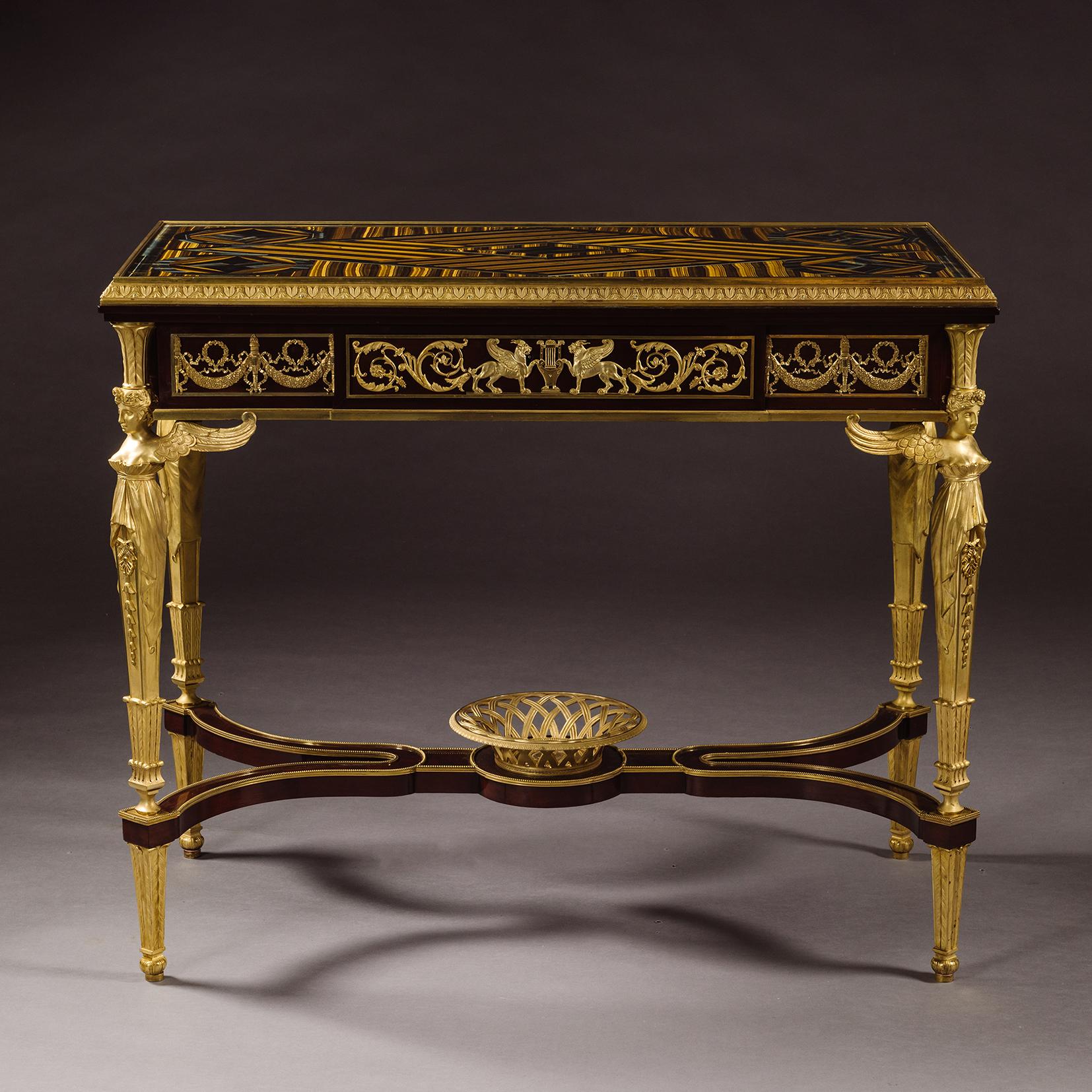 Français Table de salon de style Empire, avec plateau en pierres précieuses œil de tigre en vente