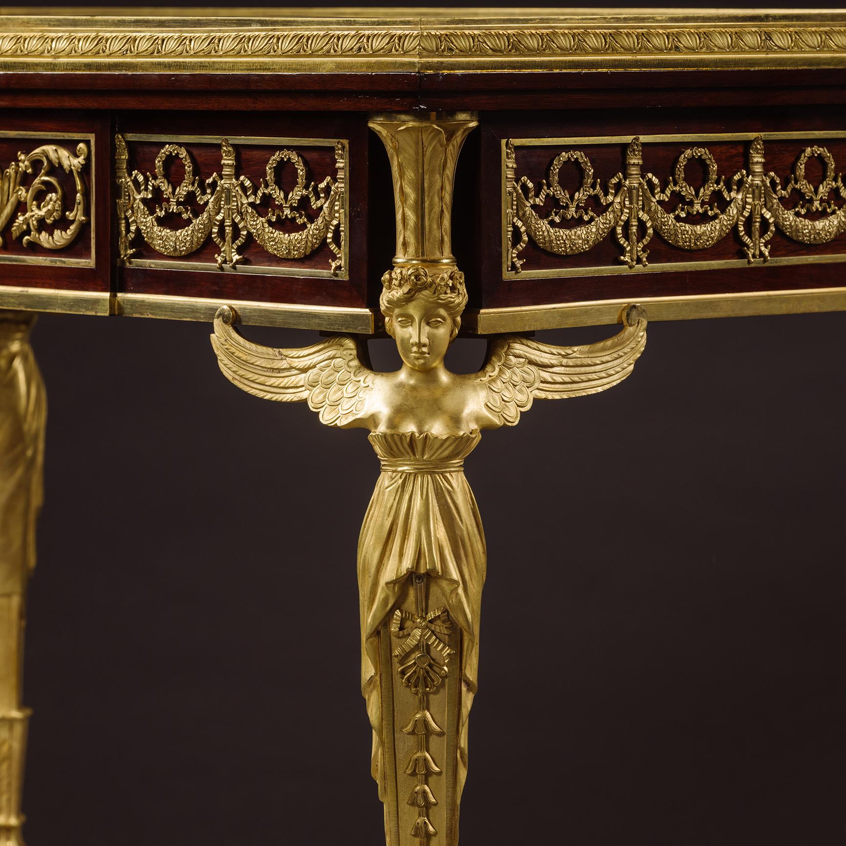 Bronze doré Table de salon de style Empire, avec plateau en pierres précieuses œil de tigre en vente