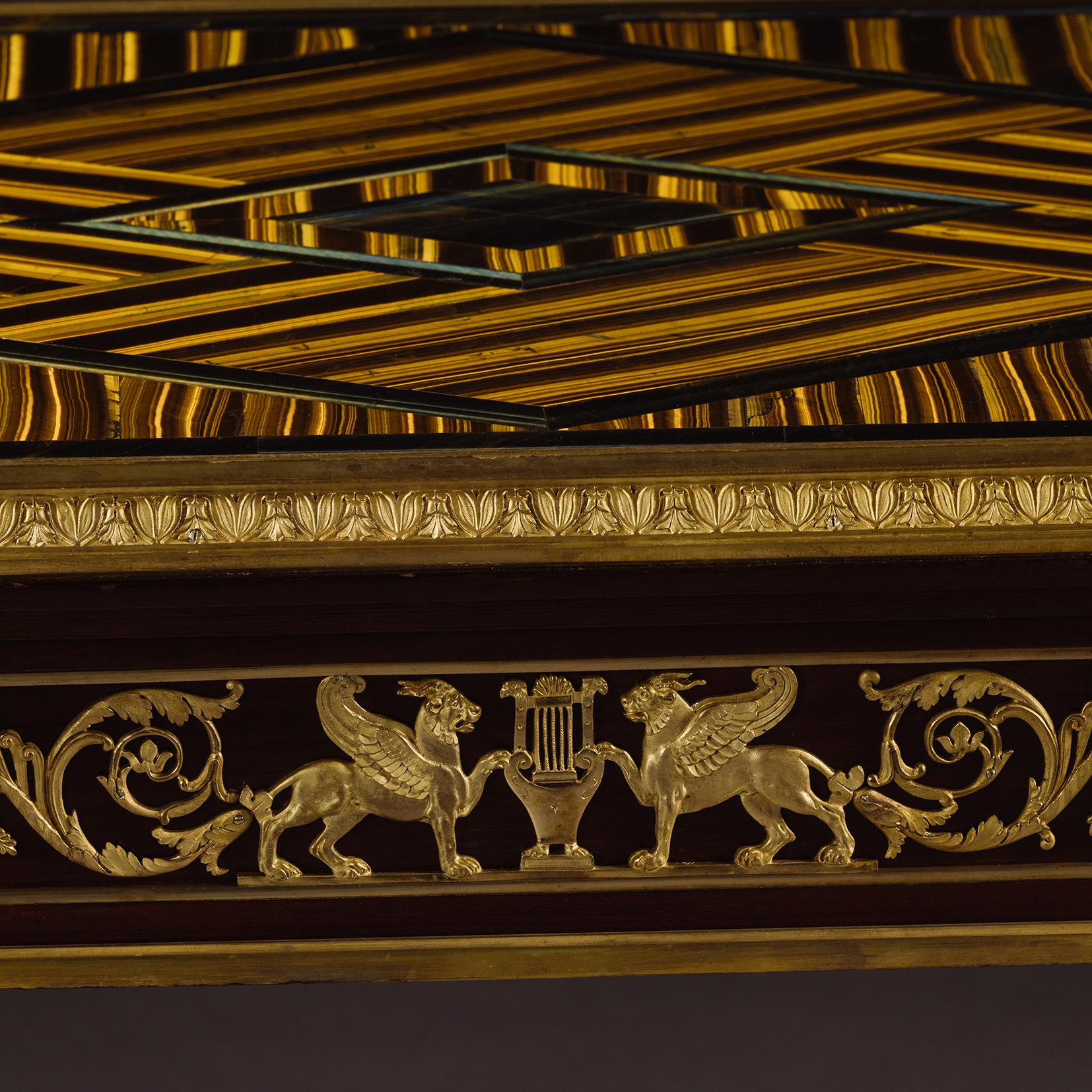 Table de salon de style Empire, avec plateau en pierres précieuses œil de tigre en vente 1