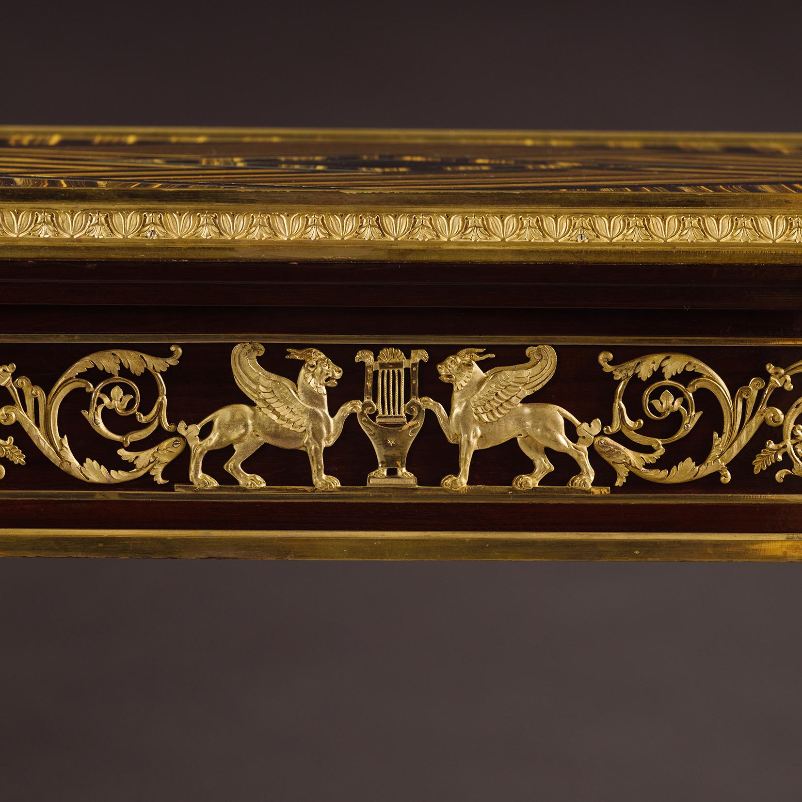Table de salon de style Empire, avec plateau en pierres précieuses œil de tigre en vente 2