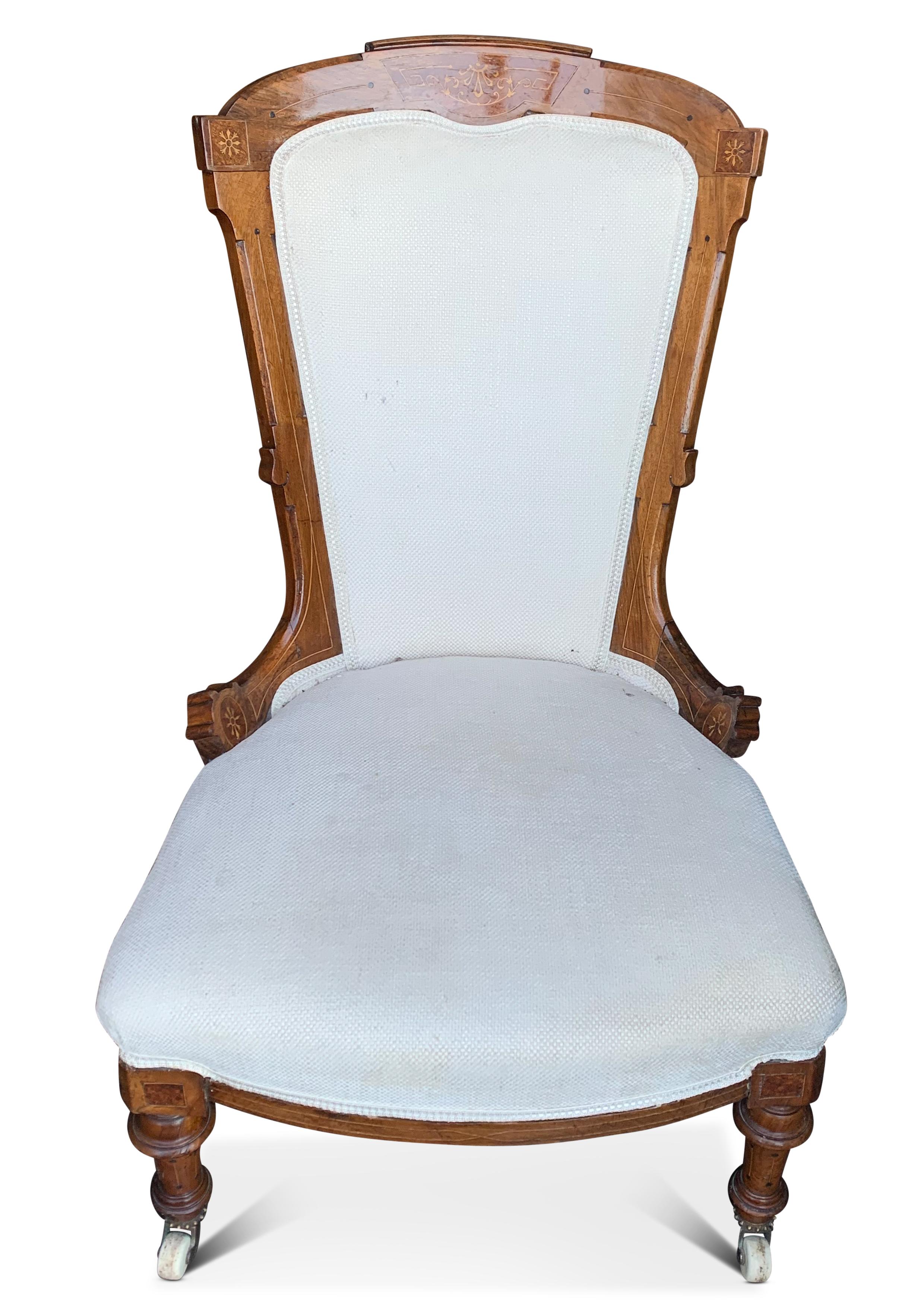 Ein Empire Nussbaum gepolstert Salon Stuhl mit dekorativen Intarsien & Keramik Rollen 1800s


