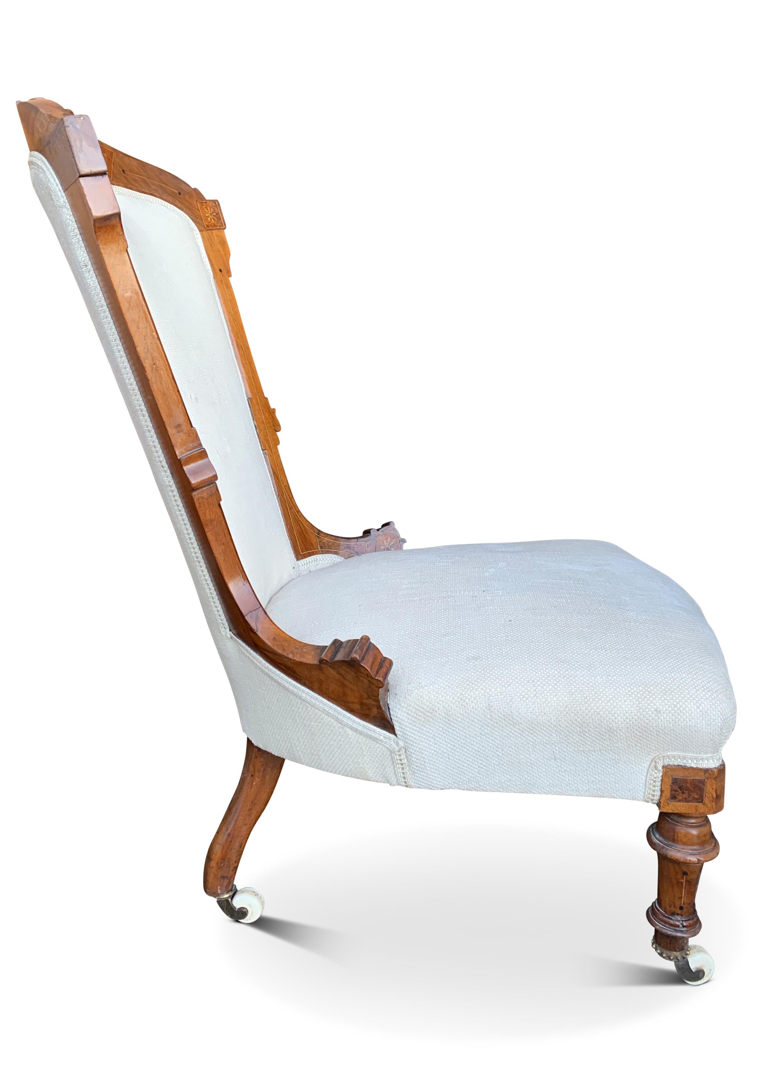 Ein gepolsterter Empire-Salonstuhl aus Nussbaumholz mit dekorativen Intarsien und Keramikrollen im Zustand „Gut“ im Angebot in High Wycombe, GB