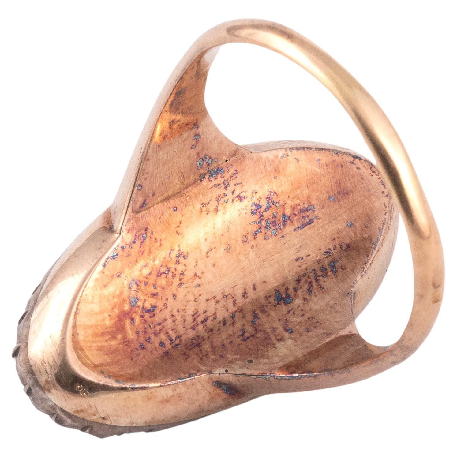 Die ovale Plakette aus blauem Email ist mit Diamanten im Rosenschliff besetzt, der größte davon in der Mitte, alle eingelegt in kobaltschwarzes Glas, die Fassung aus Roségold läuft in einen scharfen, messerscharfen Schaft aus, Ringgröße 7 Gewicht: