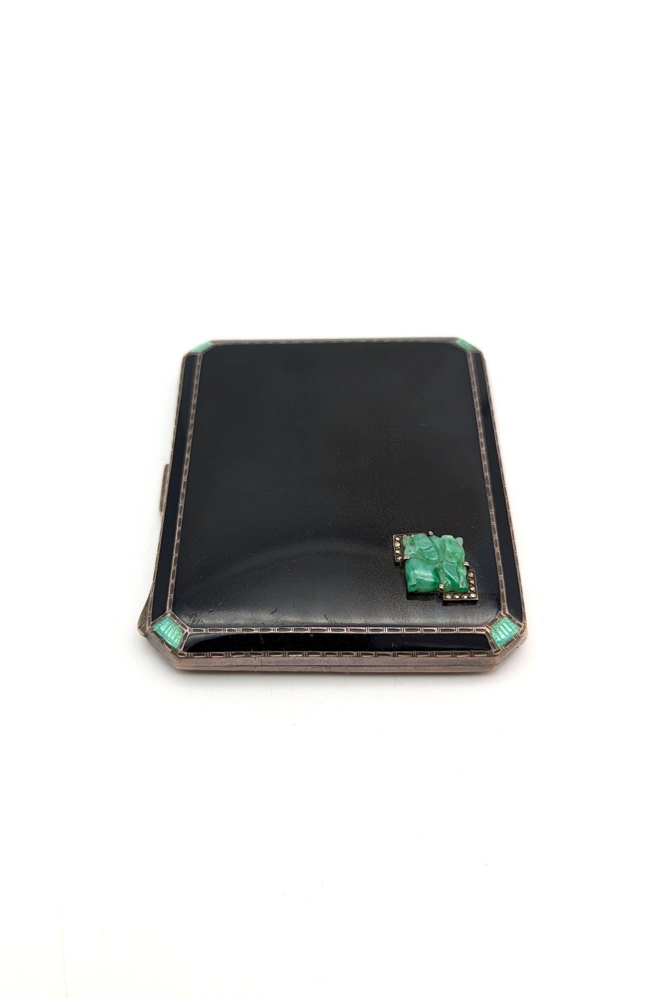 Pitillera inglesa de plata de ley y esmalte de calidad de 1933, de Asprey & Co. Ltd., fabricada en Birmingham y vendida al por menor en Londres. Diseñado en estilo art déco con esmalte verde y negro en la cara y resaltado con una piedra preciosa