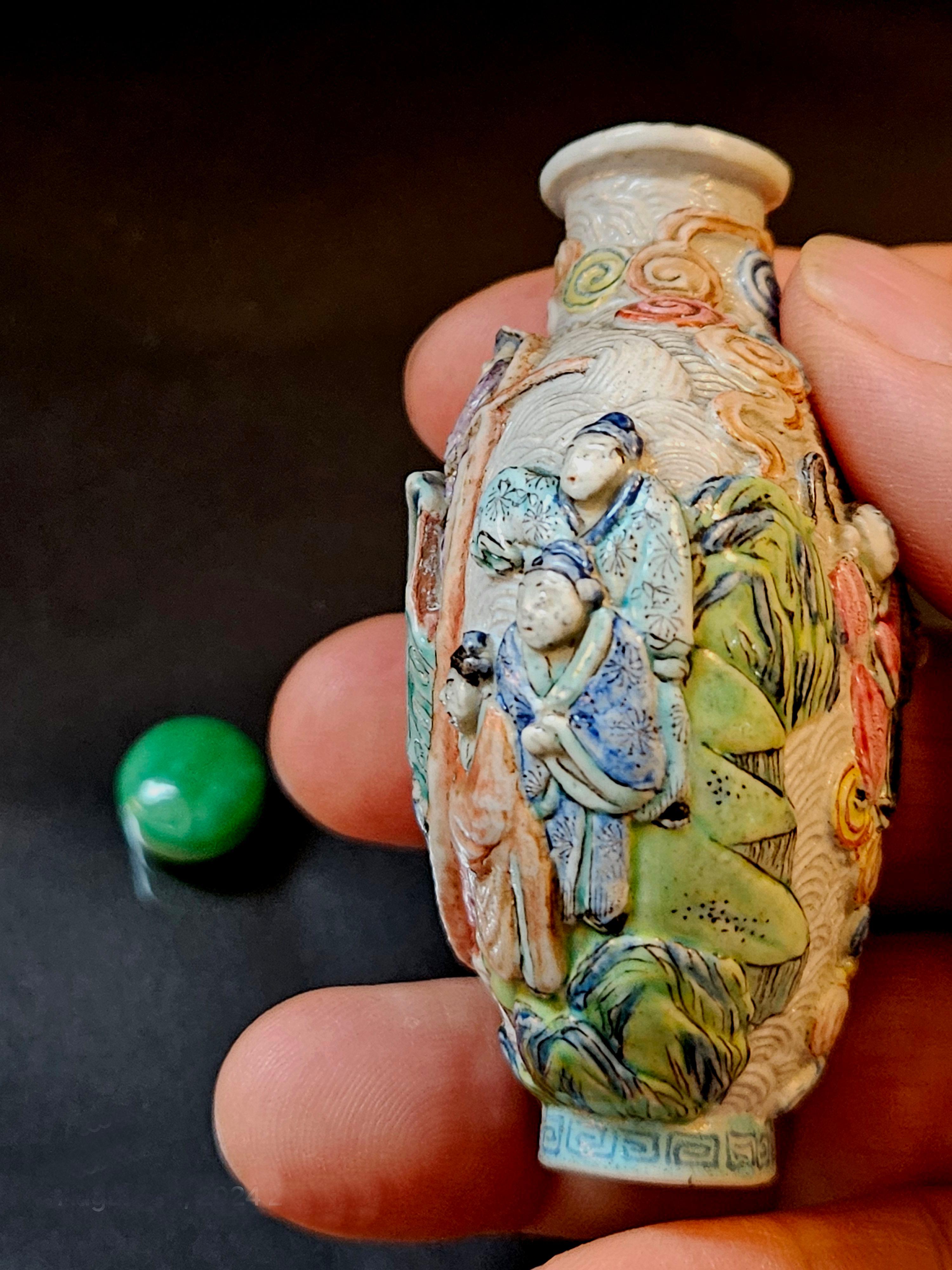 Tabatière en porcelaine moulée émaillée, marque Qianlong 1795~ en vente 6