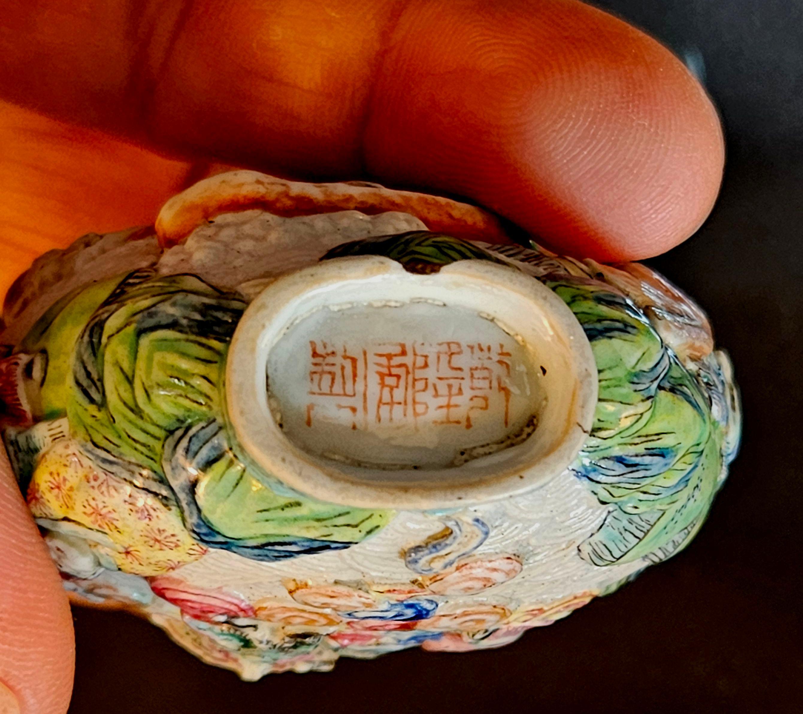 Tabatière en porcelaine moulée émaillée, marque Qianlong 1795~ en vente 8