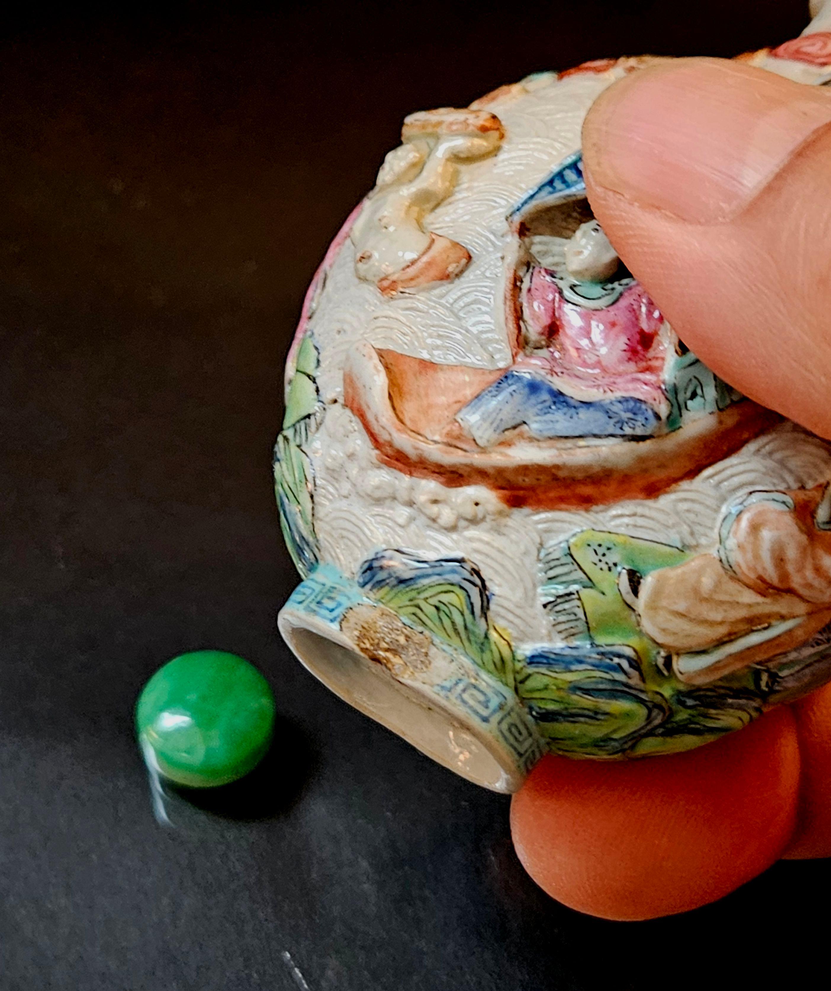 Tabatière en porcelaine moulée émaillée, marque Qianlong 1795~ en vente 9