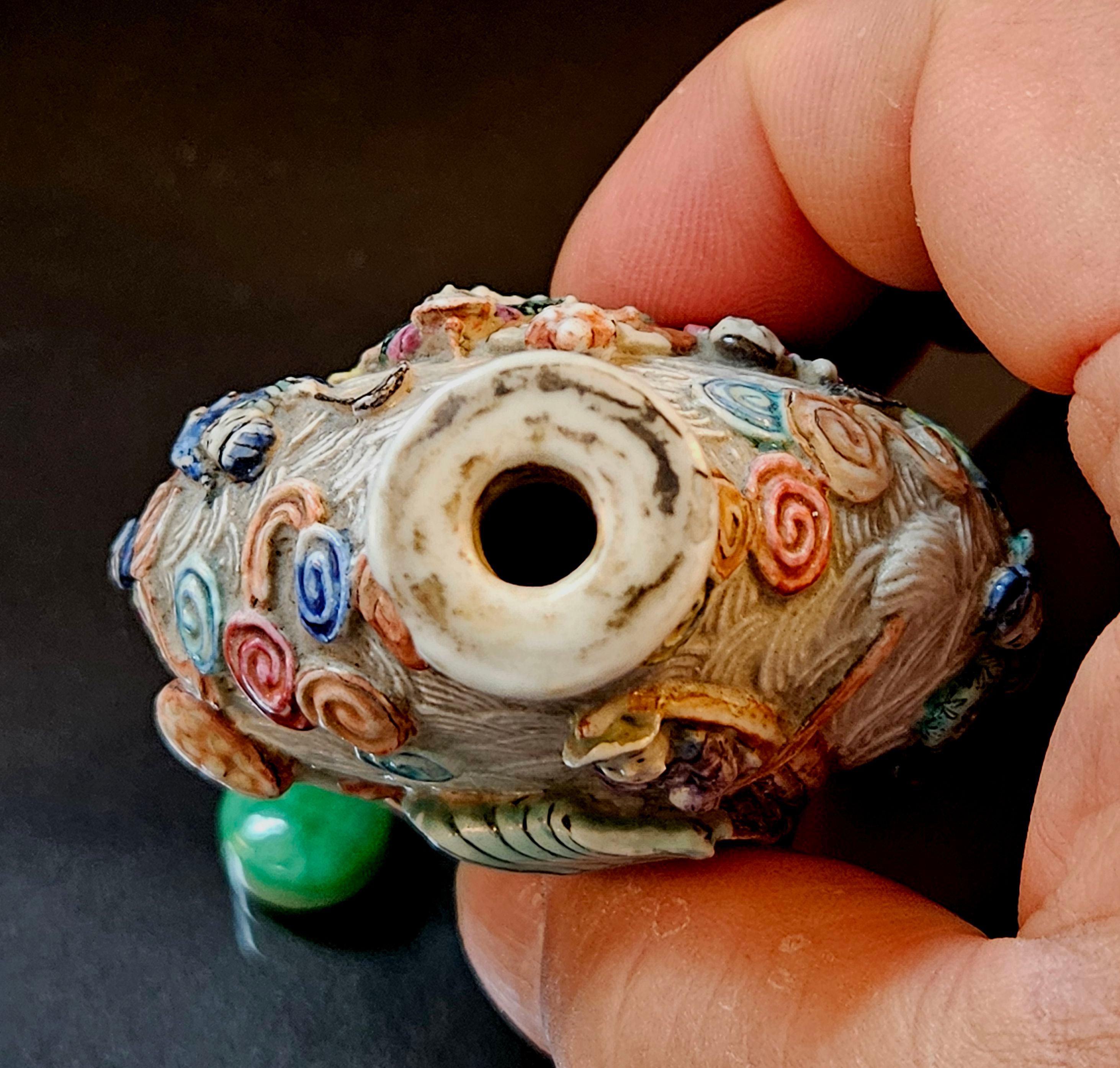 Tabatière en porcelaine moulée émaillée, marque Qianlong 1795~ en vente 10