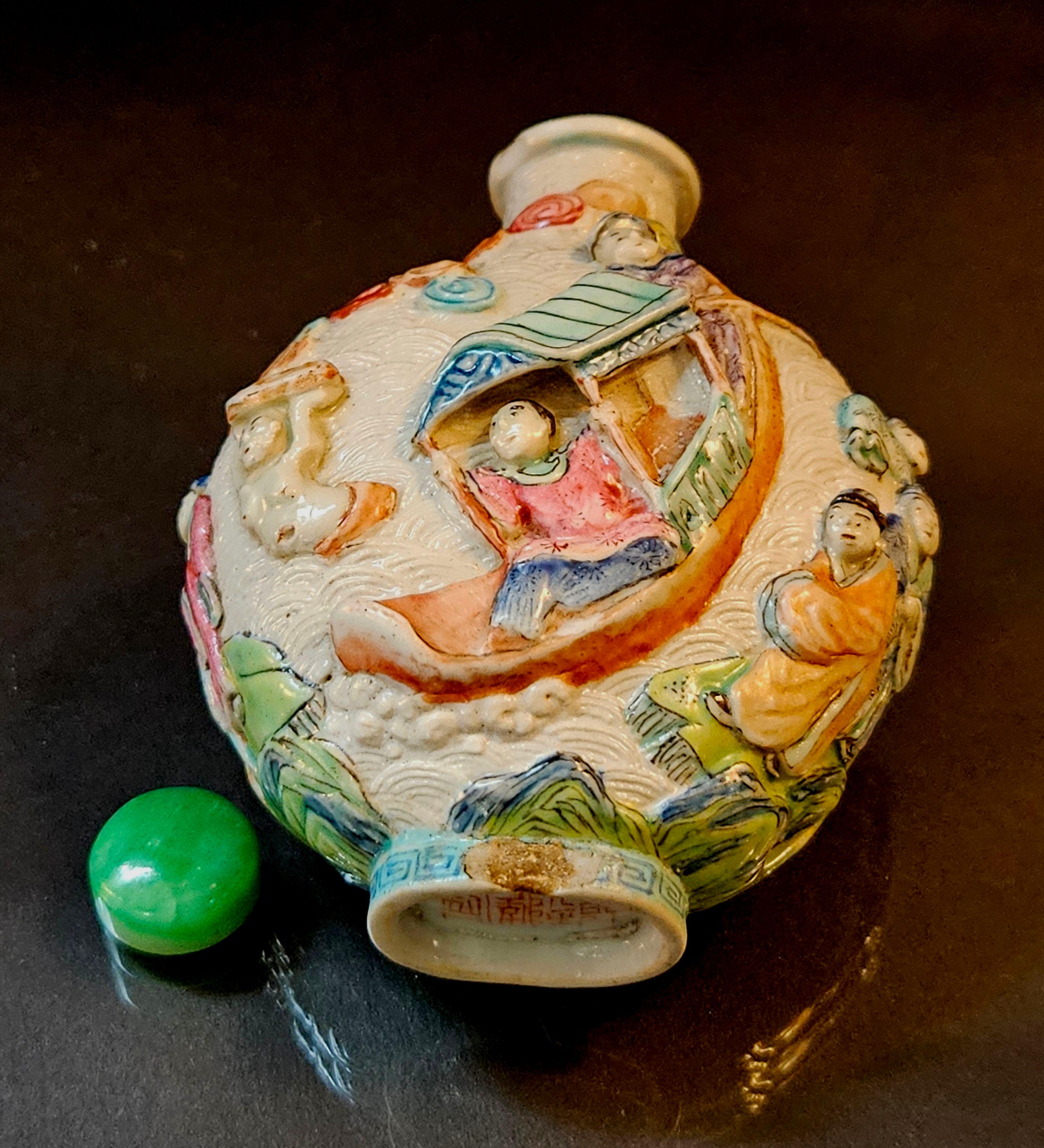 Tabatière en porcelaine moulée émaillée, marque Qianlong 1795~ en vente 11