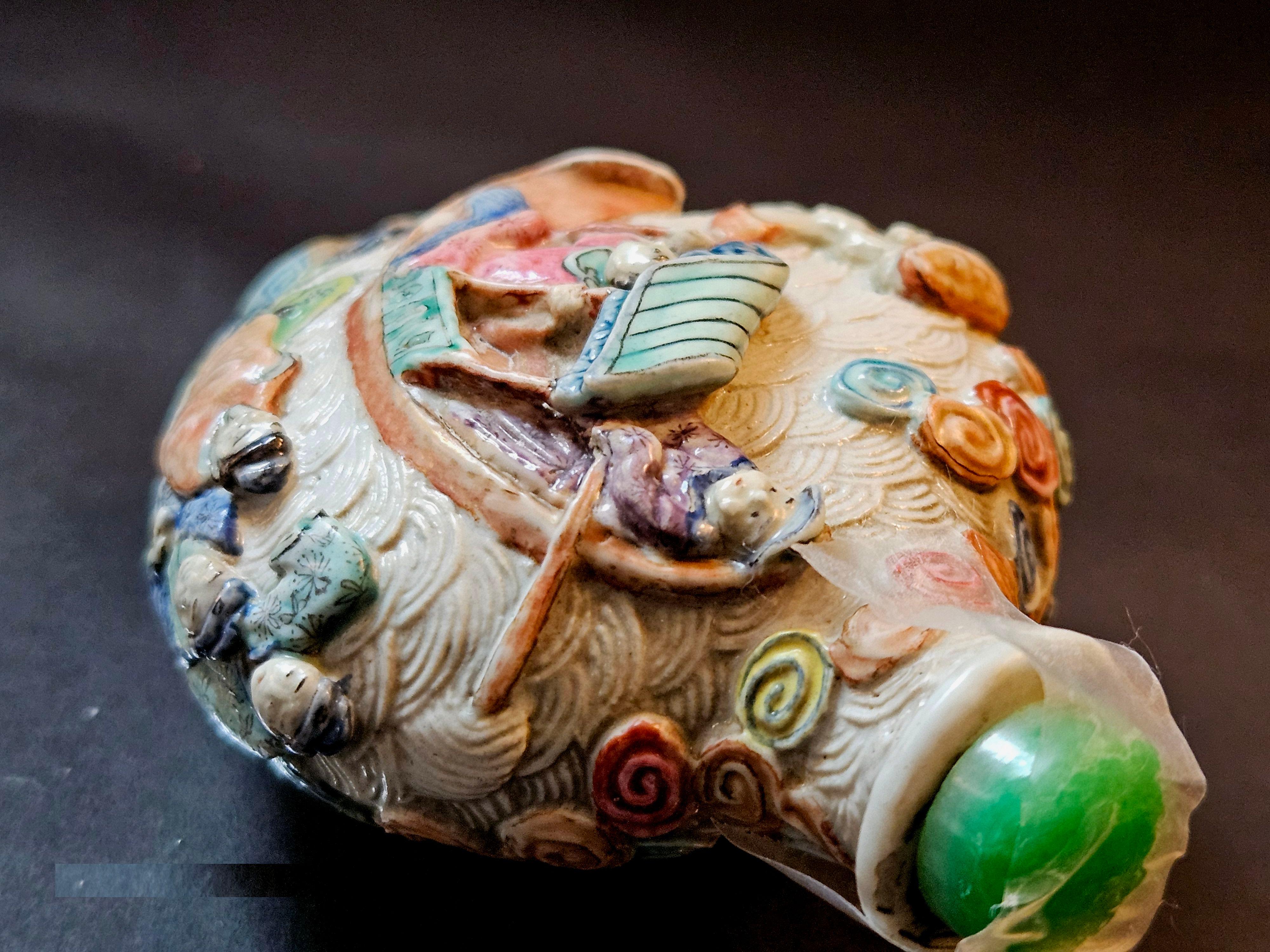 Tabatière en porcelaine moulée émaillée, marque Qianlong 1795~ en vente 13