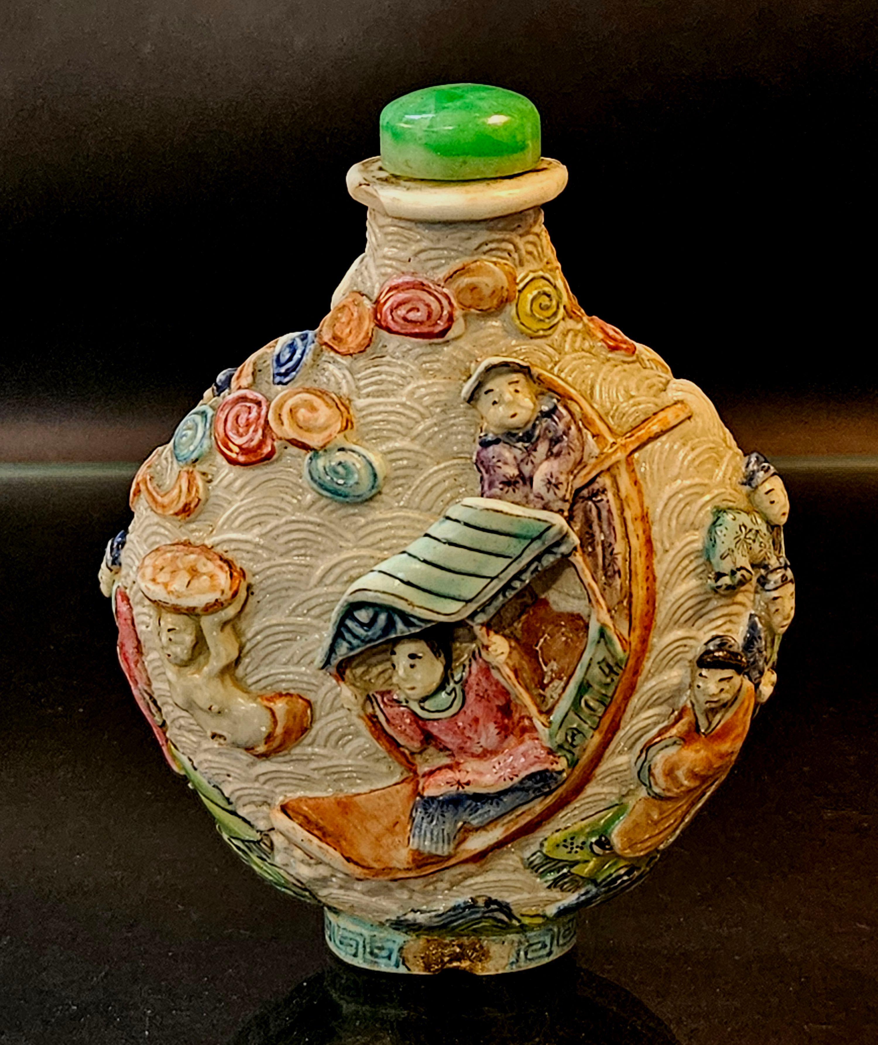 Bouteille à priser en porcelaine moulée et émaillée.
Impériale, fours de Jingdezhen, marque Qianlong à quatre caractères en rouge de fer.
 