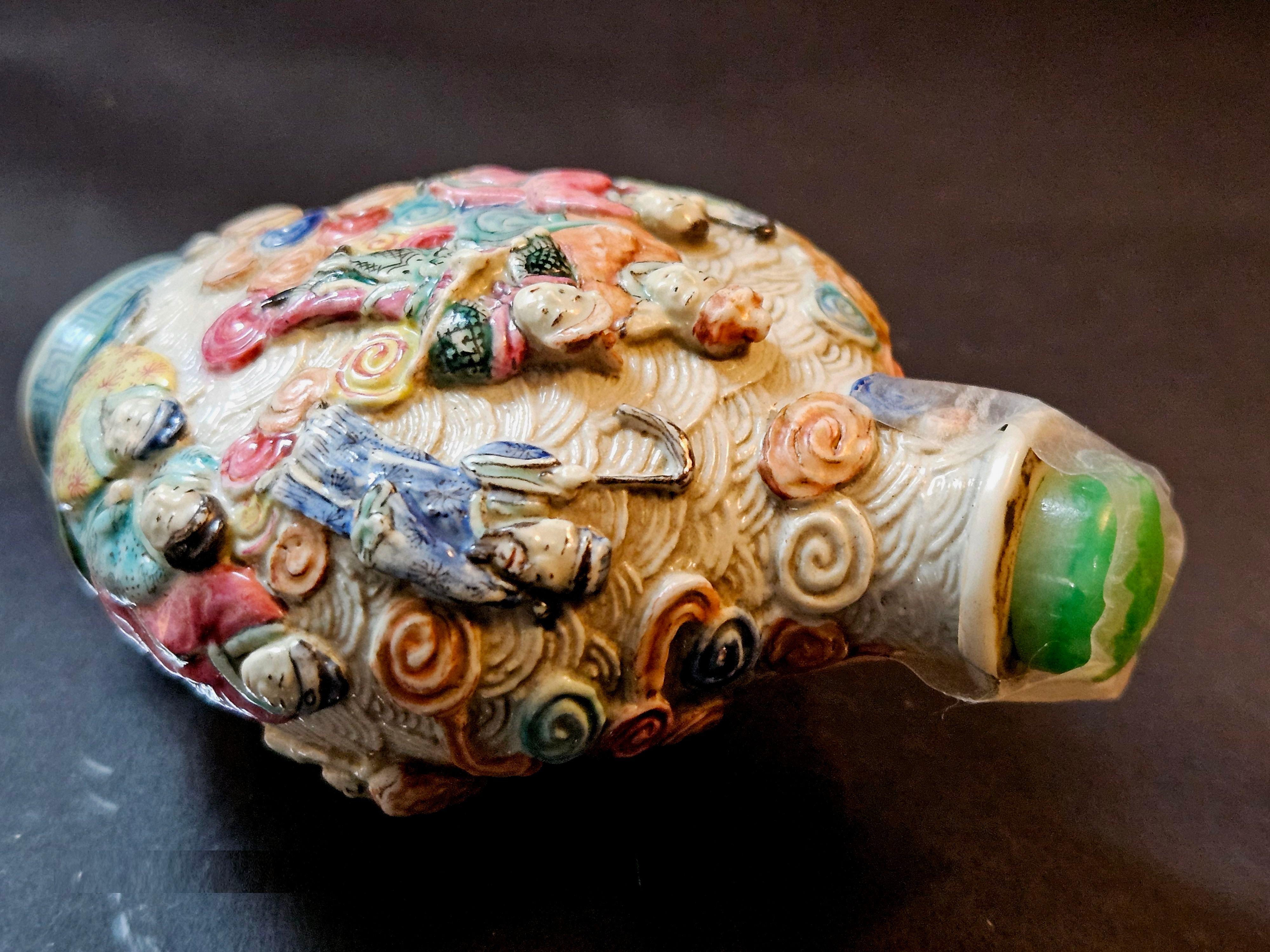 Tabatière en porcelaine moulée émaillée, marque Qianlong 1795~ en vente 14