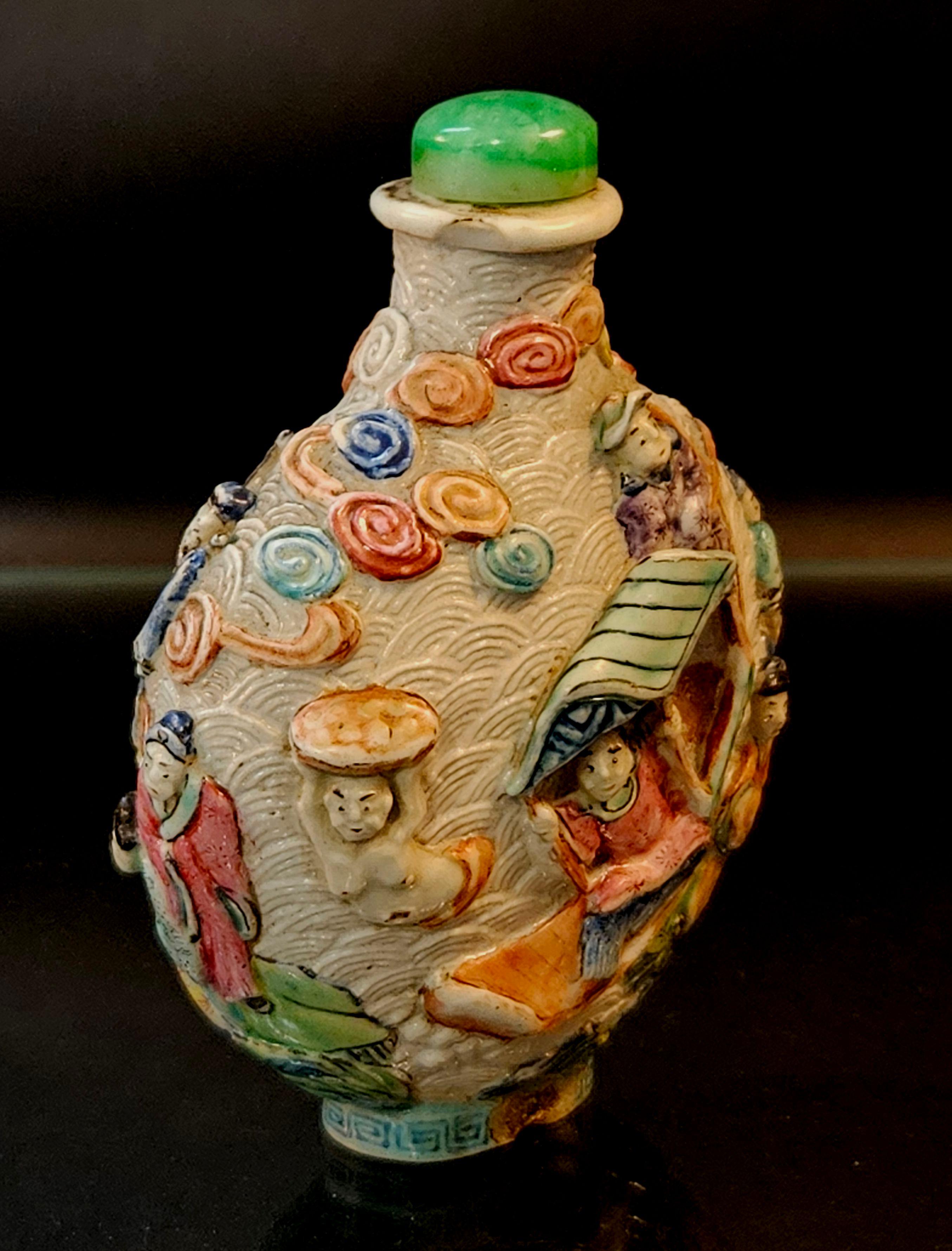 Sculpté Tabatière en porcelaine moulée émaillée, marque Qianlong 1795~ en vente