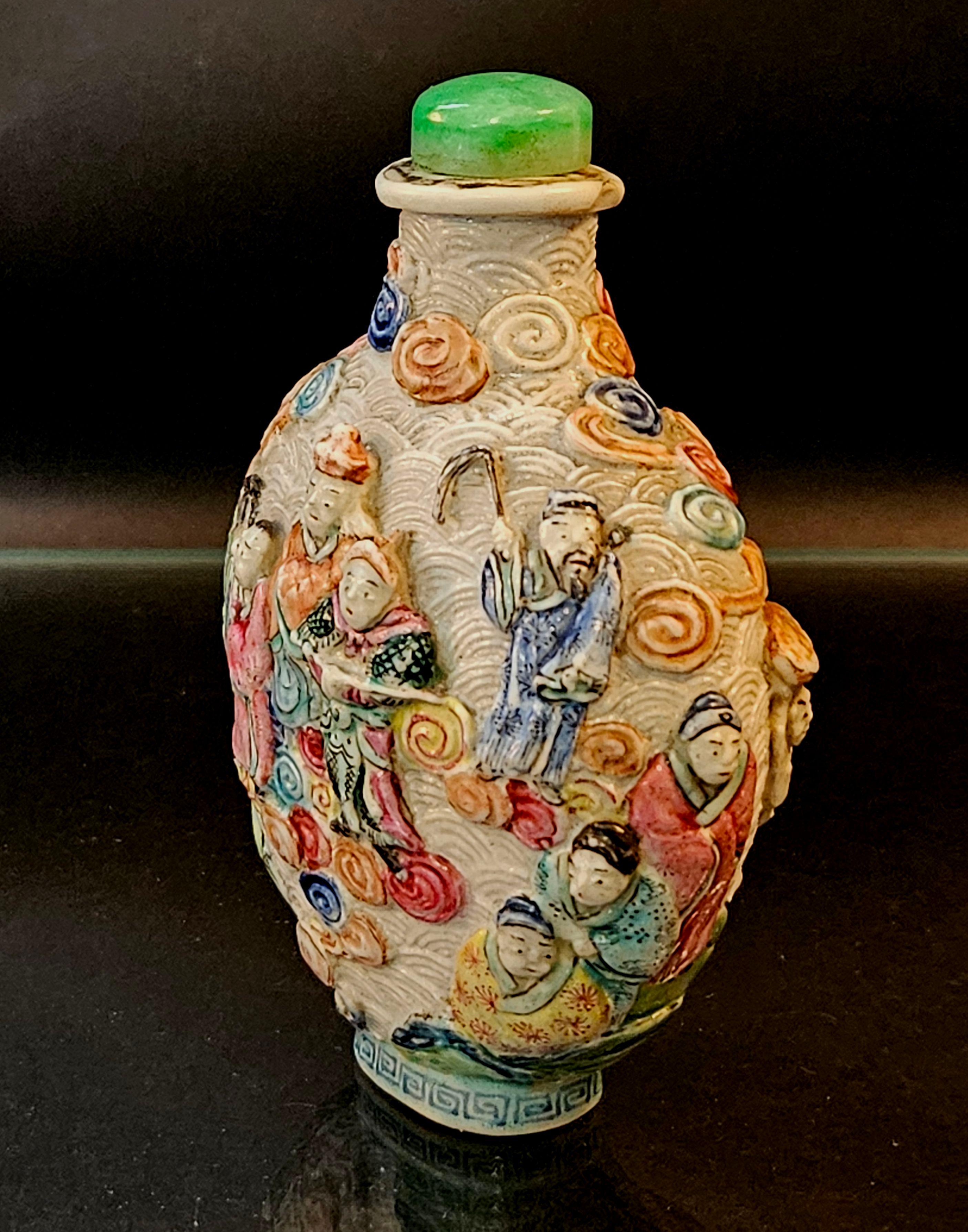 XVIIIe siècle Tabatière en porcelaine moulée émaillée, marque Qianlong 1795~ en vente