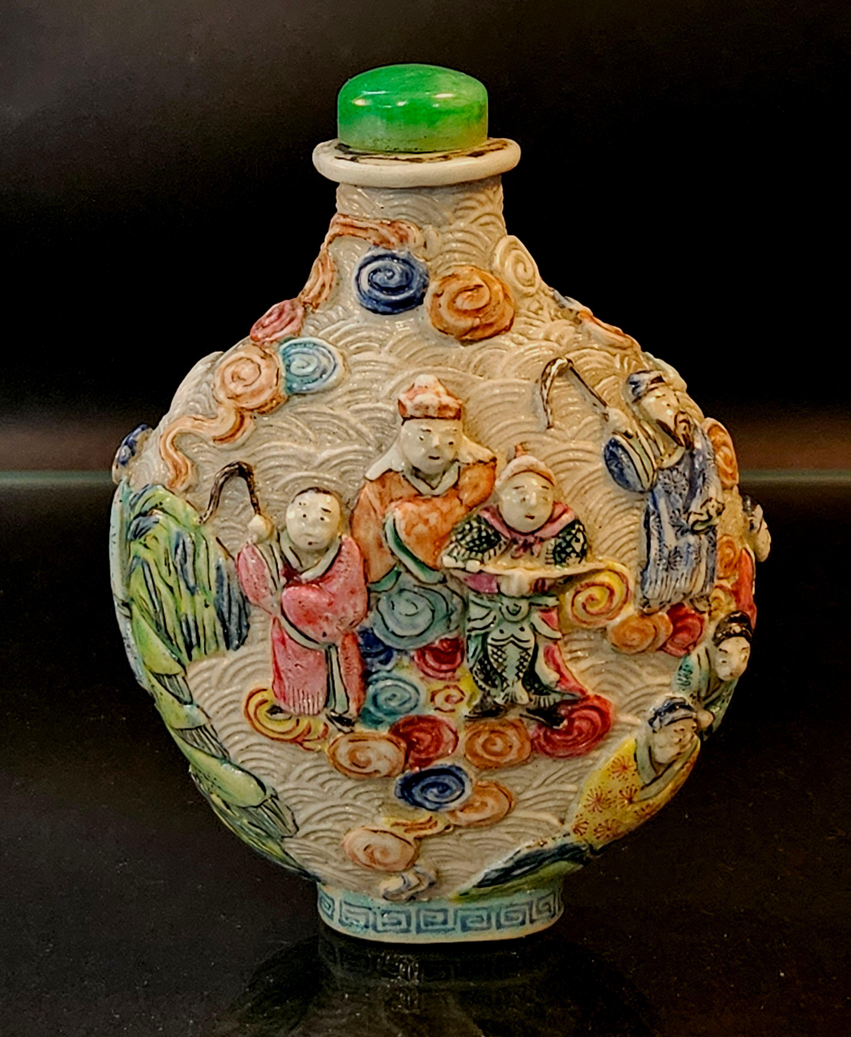Porcelaine Tabatière en porcelaine moulée émaillée, marque Qianlong 1795~ en vente