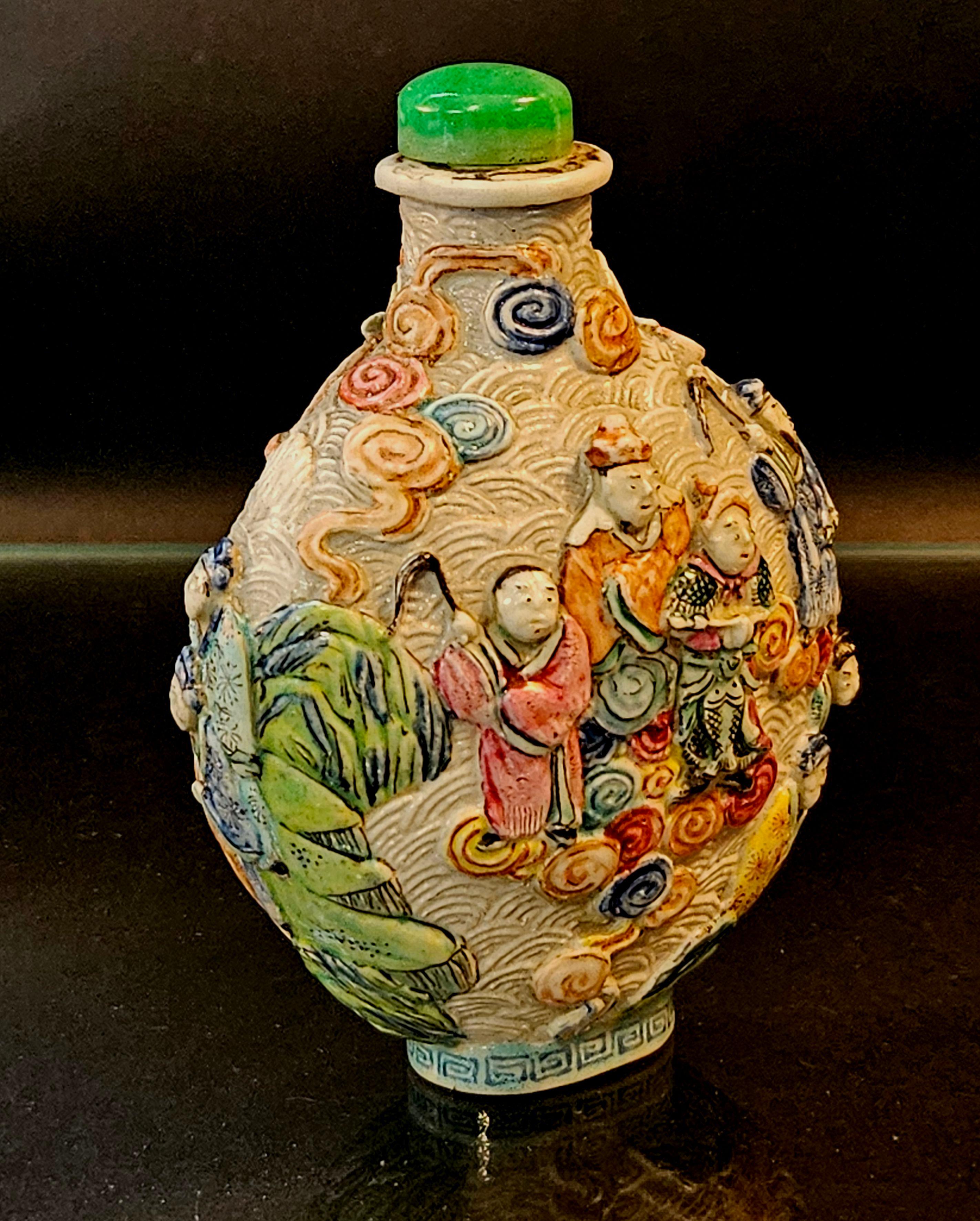 Tabatière en porcelaine moulée émaillée, marque Qianlong 1795~ en vente 1