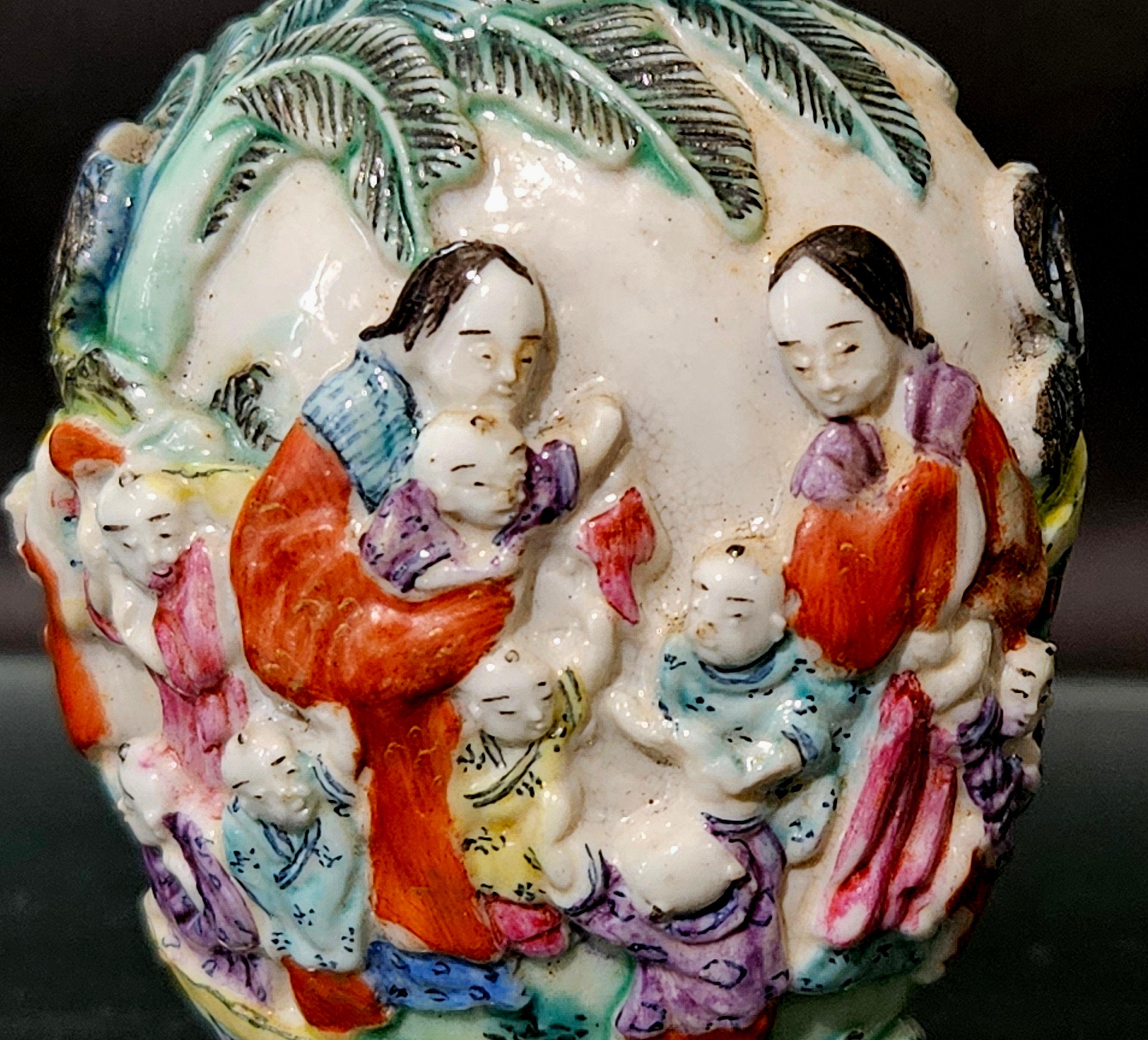 Eine Schnupftabakflasche aus emailliertem Porzellan, die 4 Damen und 18 Kinder beim Spielen im Hof zeigt.
Kaiserlich, Jingdezhen-Ofen, Qianlong-Vier-Zeichen-Marke in Eisenrot.
 