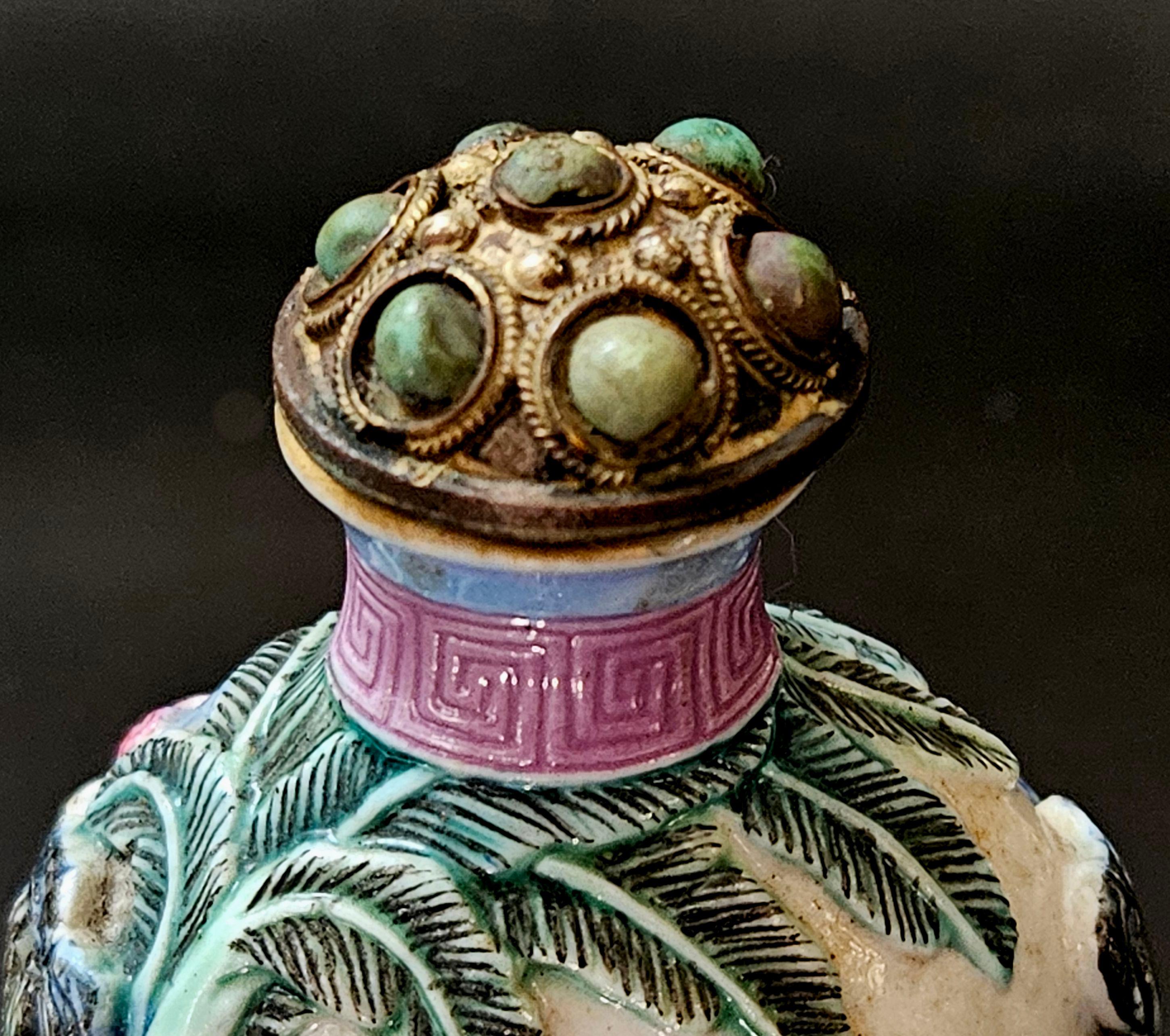 Eine Schnupftabakflasche aus emailliertem Porzellan mit 22 Figuren, Qianlong-Marke 1795~ (Geschnitzt) im Angebot