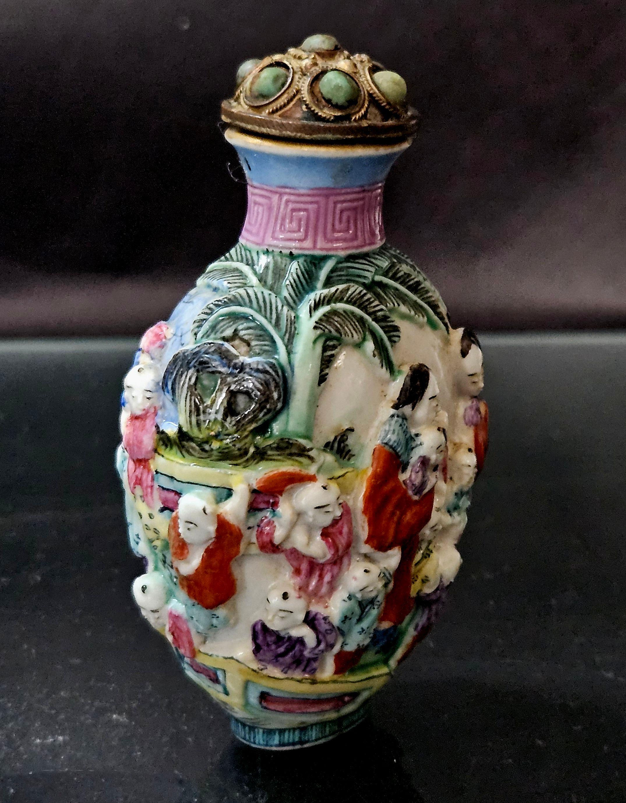 Eine Schnupftabakflasche aus emailliertem Porzellan mit 22 Figuren, Qianlong-Marke 1795~ im Zustand „Hervorragend“ im Angebot in Norton, MA