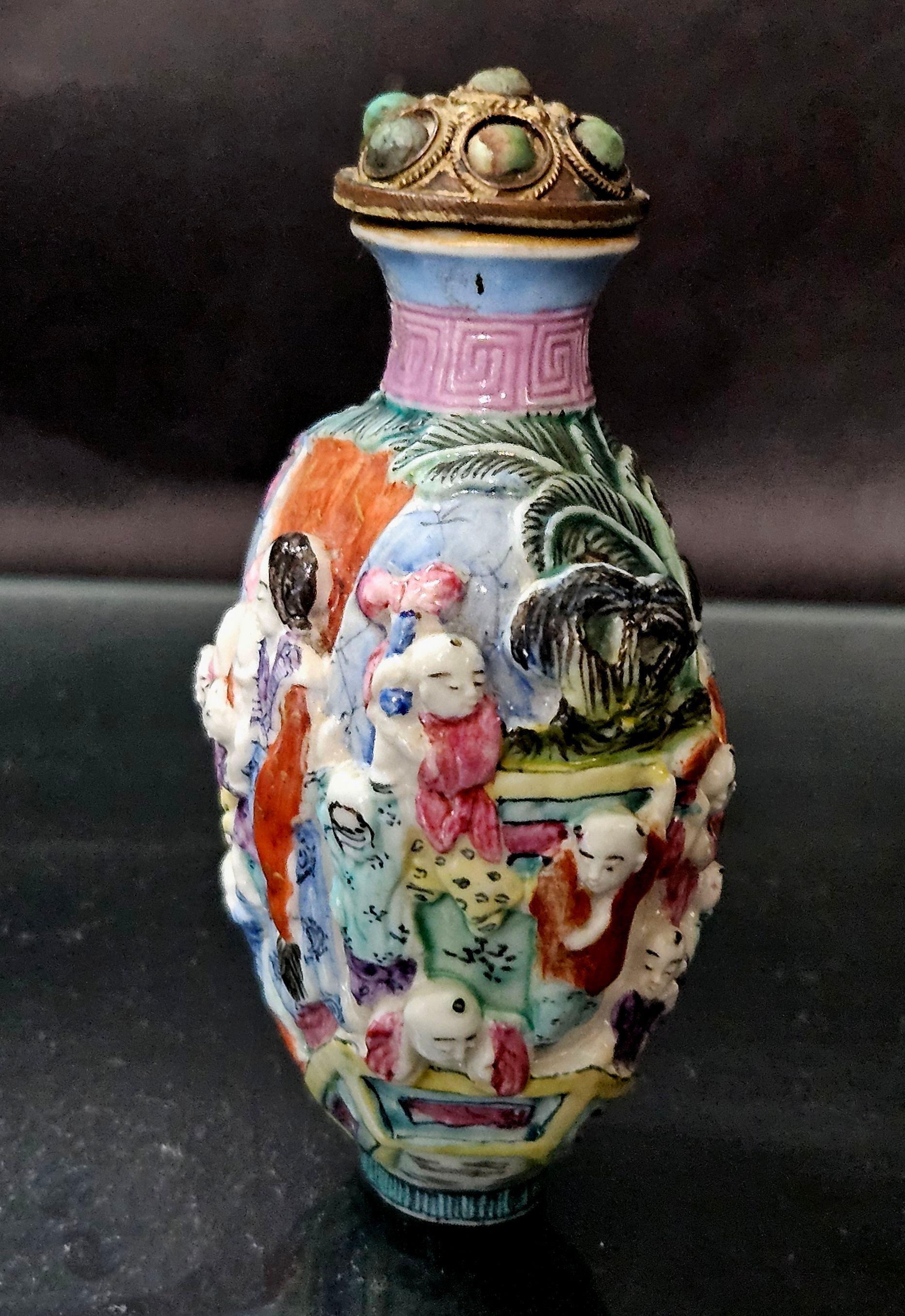 Eine Schnupftabakflasche aus emailliertem Porzellan mit 22 Figuren, Qianlong-Marke 1795~ im Angebot 2