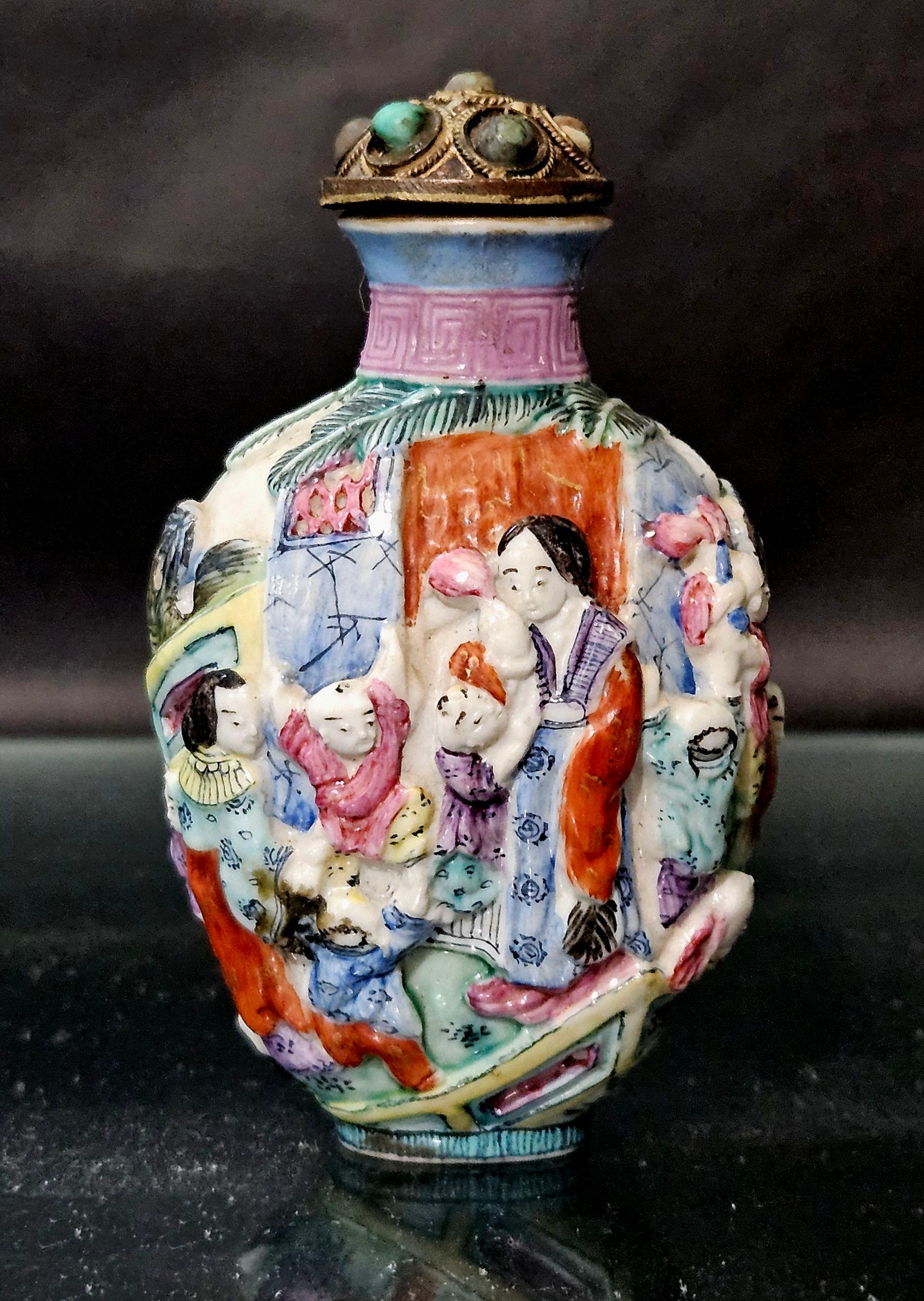 Eine Schnupftabakflasche aus emailliertem Porzellan mit 22 Figuren, Qianlong-Marke 1795~ im Angebot 3
