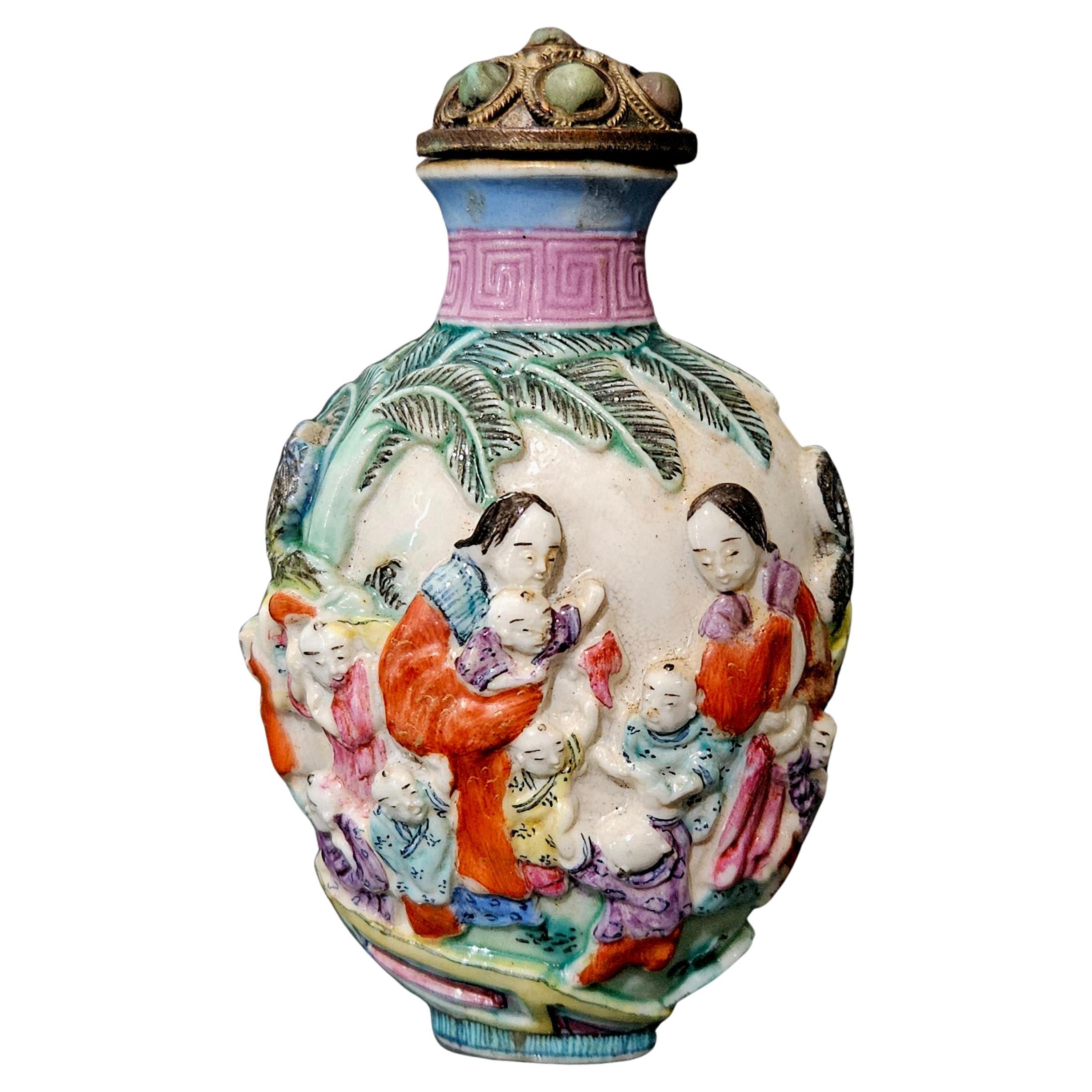 Eine Schnupftabakflasche aus emailliertem Porzellan mit 22 Figuren, Qianlong-Marke 1795~ im Angebot