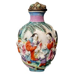 Eine Schnupftabakflasche aus emailliertem Porzellan mit 22 Figuren, Qianlong-Marke 1795~