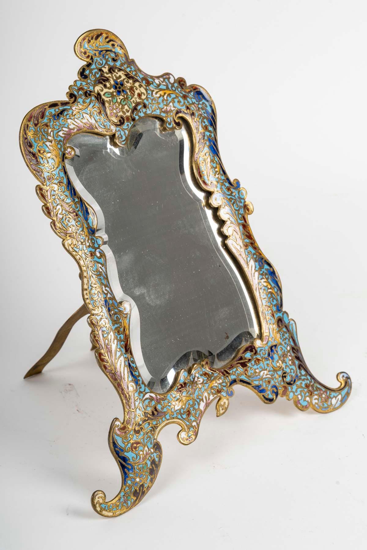 Miroir de table en bronze émaillé, XIXe siècle, période Napoléon III.

Miroir de table en bronze émaillé, miroir biseauté, XIXe siècle, période Napoléon III.
H : 28cm, L : 22cm, P : 2cm