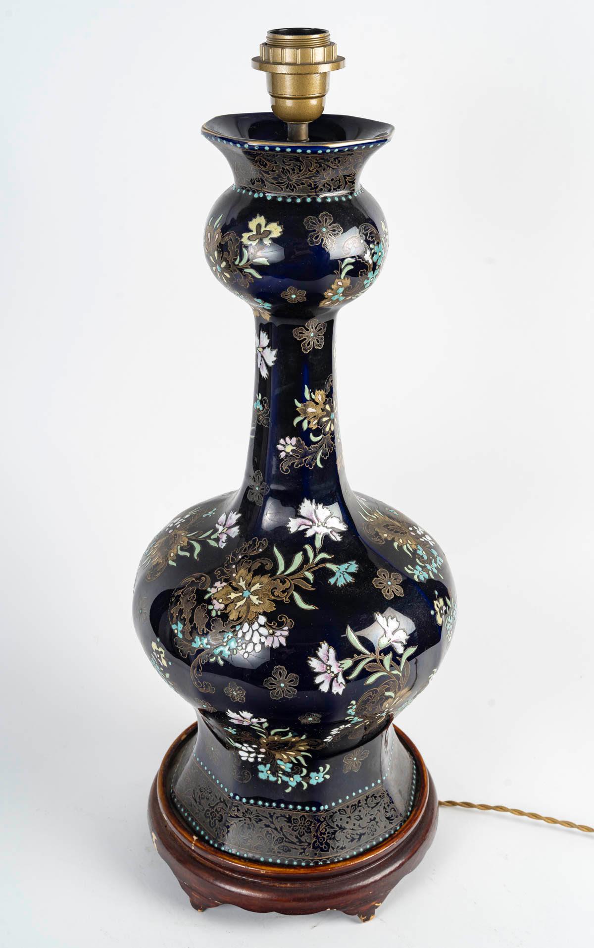 Base de lámpara de mesa de porcelana esmaltada, siglo XIX, época de Napoleón III.

Lámpara de mesa de porcelana esmaltada de la época de Napoleón III, siglo XIX, con pie de madera.
Alto: 64 cm, Profundo: 27 cm
