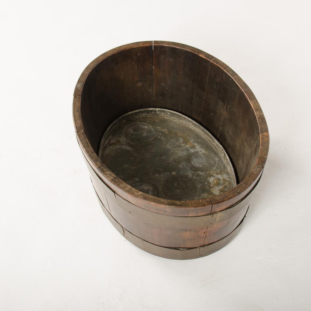 English 1870s Oak Planter or Wine Cooler with Brass Braces and Tin Liner In Good Condition For Sale In Philadelphia, PA