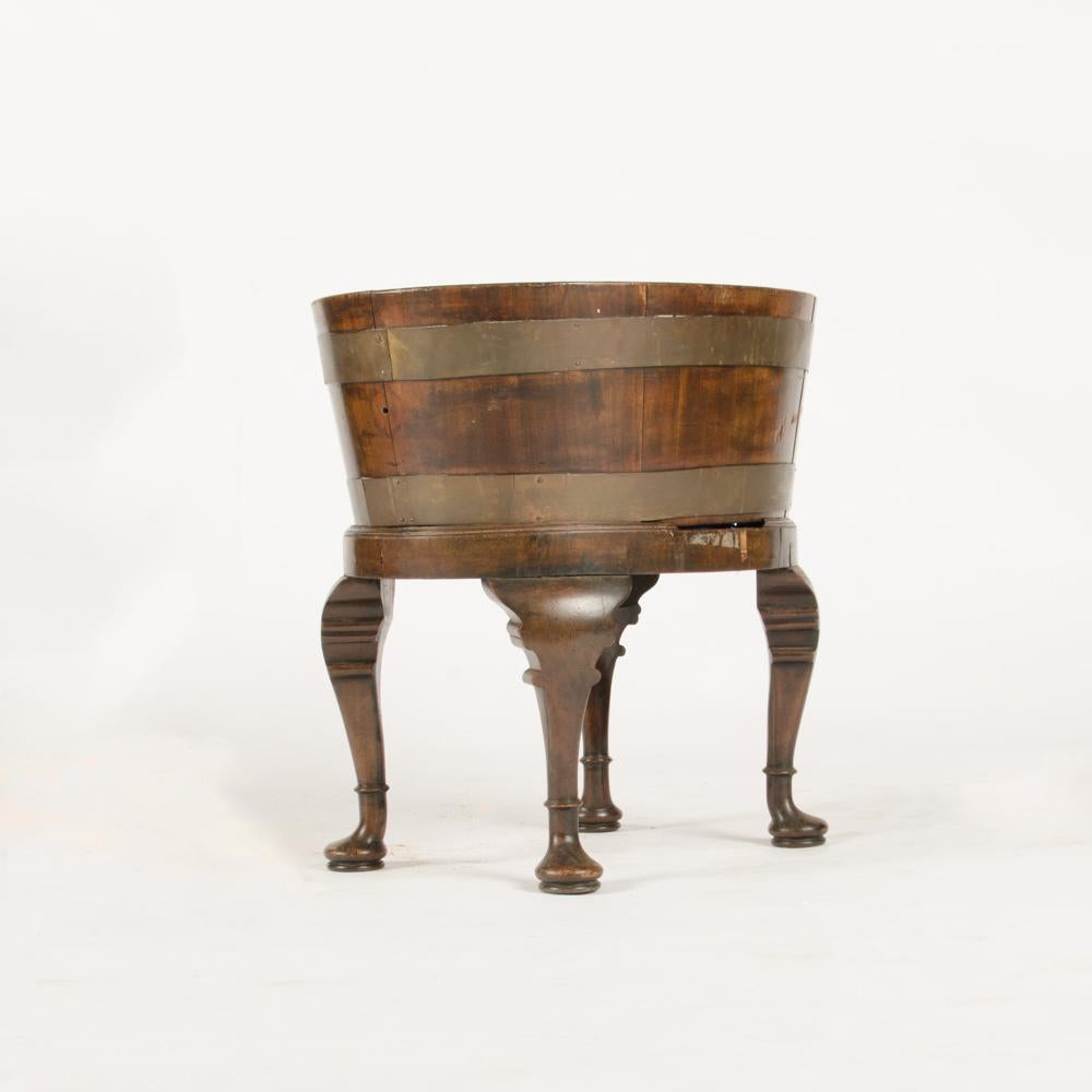 Ottone Fioriera o contenitore per vino in Oak inglese del 1870 con sostegni in ottone e rivestimento in latta in vendita
